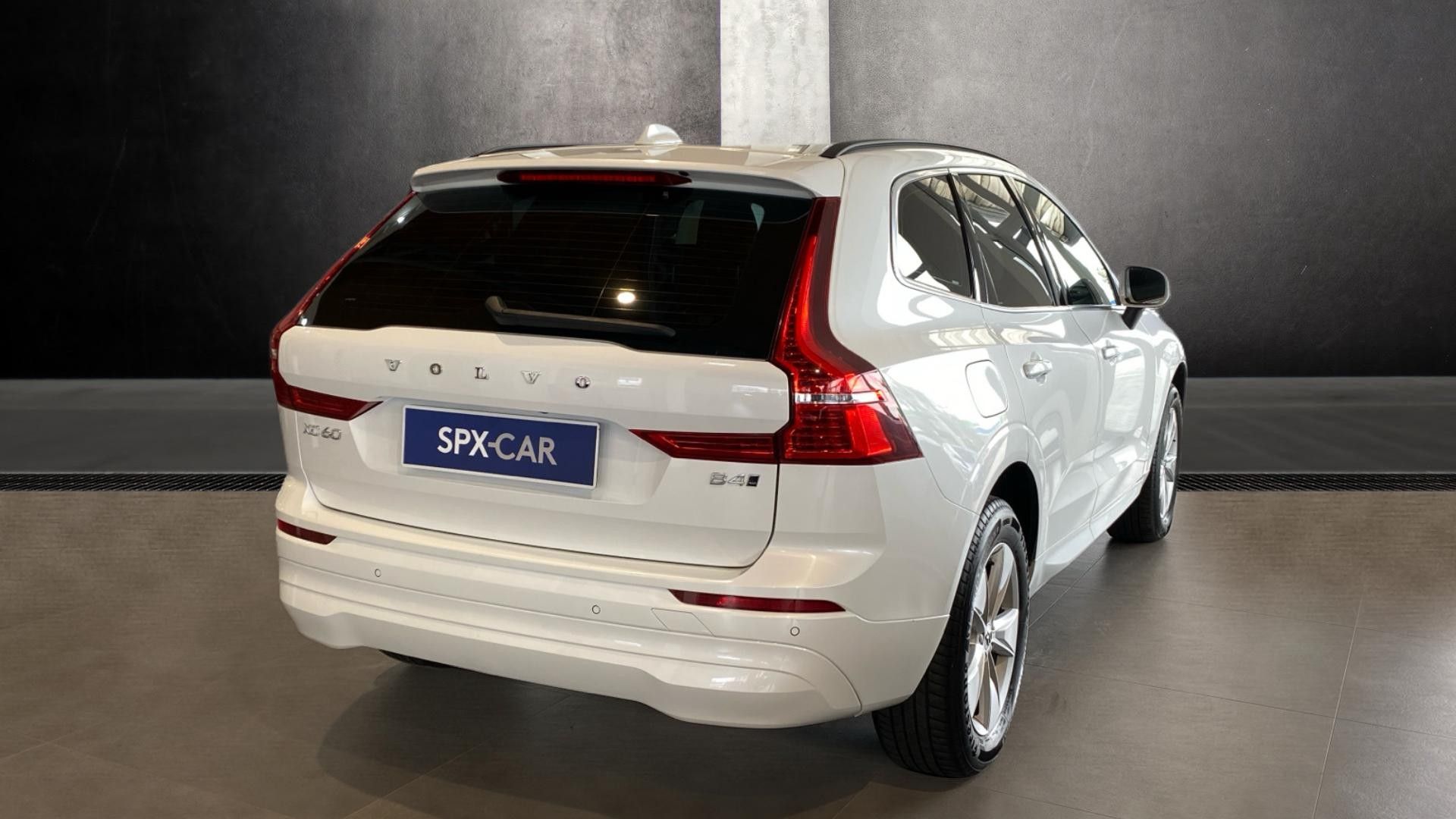 Volvo XC60, CORE, B4 AWD, 145+10 kW / 197+ - fotka 3