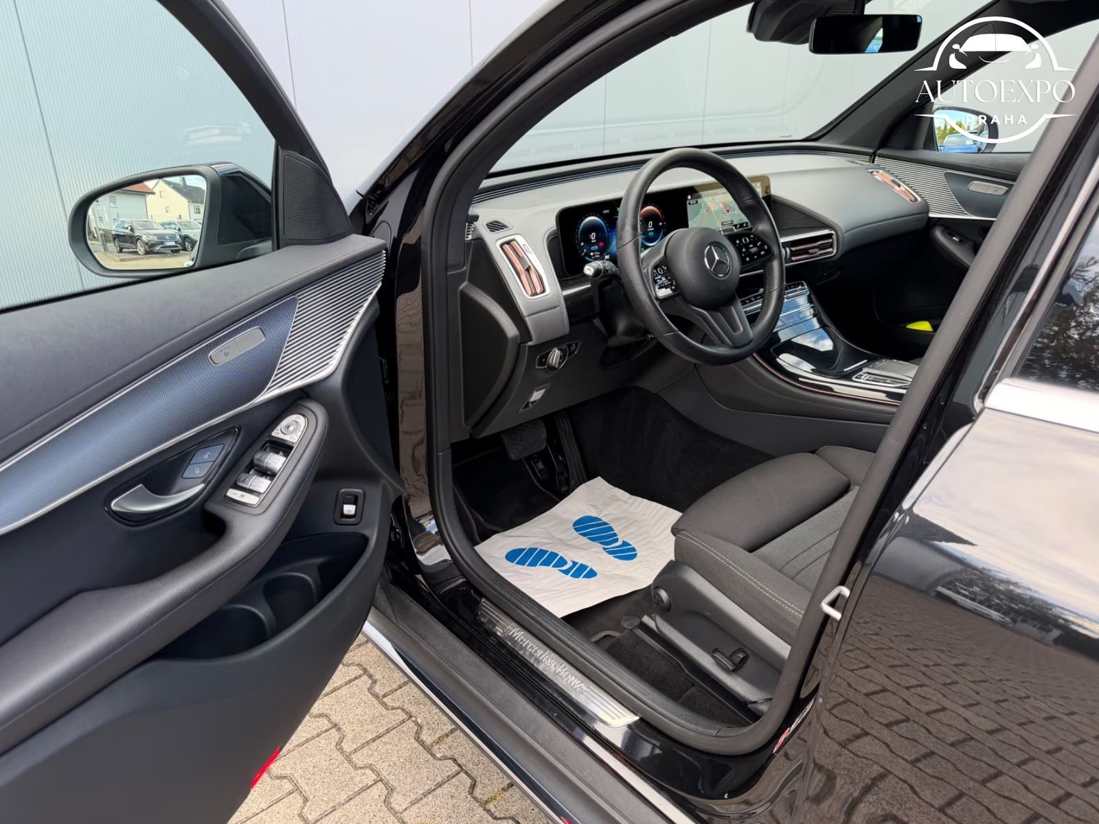 Mercedes-Benz EQC, 400 4Matic*LED*TAŽNÉ*KAMERA - fotka 6