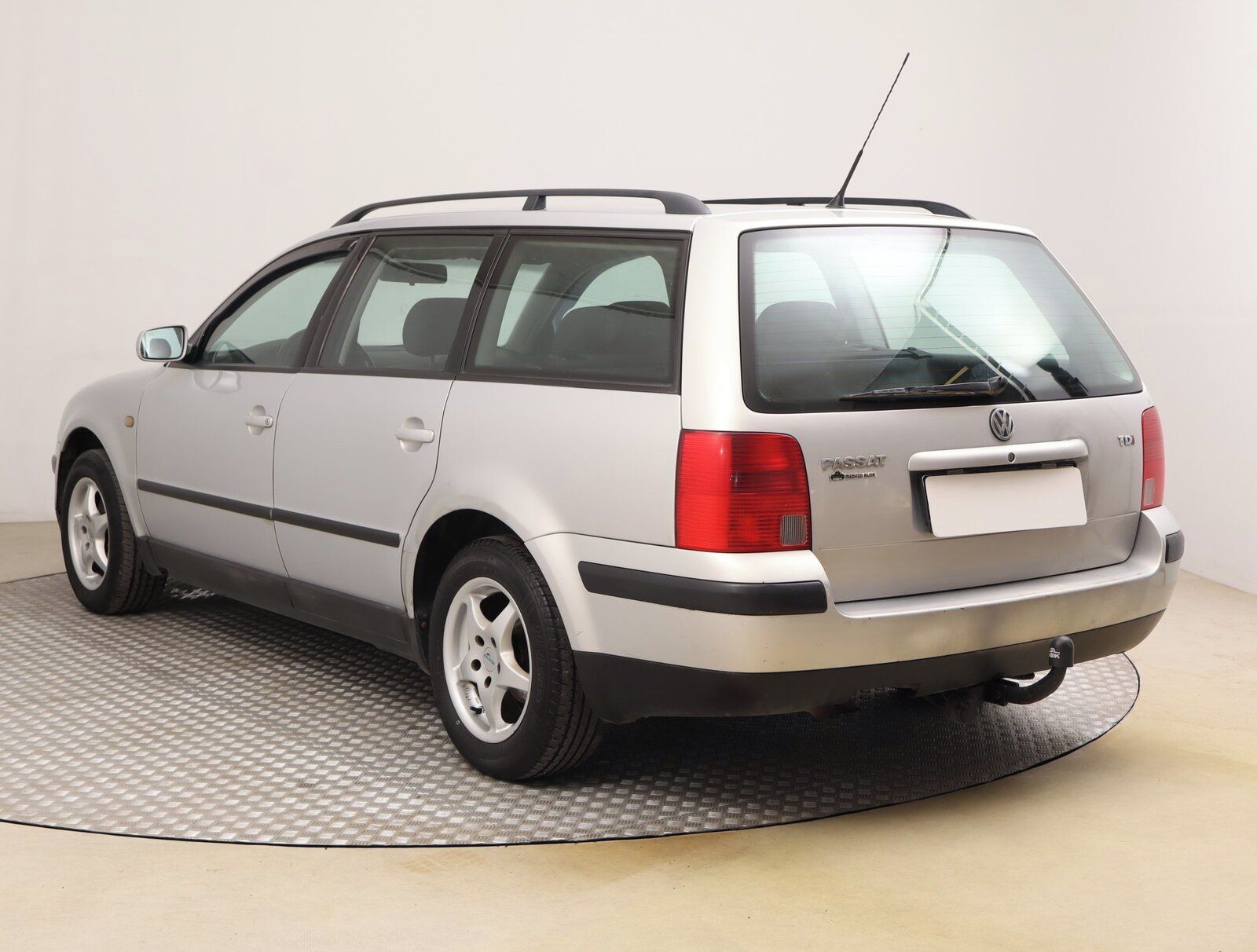 Volkswagen Passat, 1.9 TDI, Tažné, Klima - fotka 4