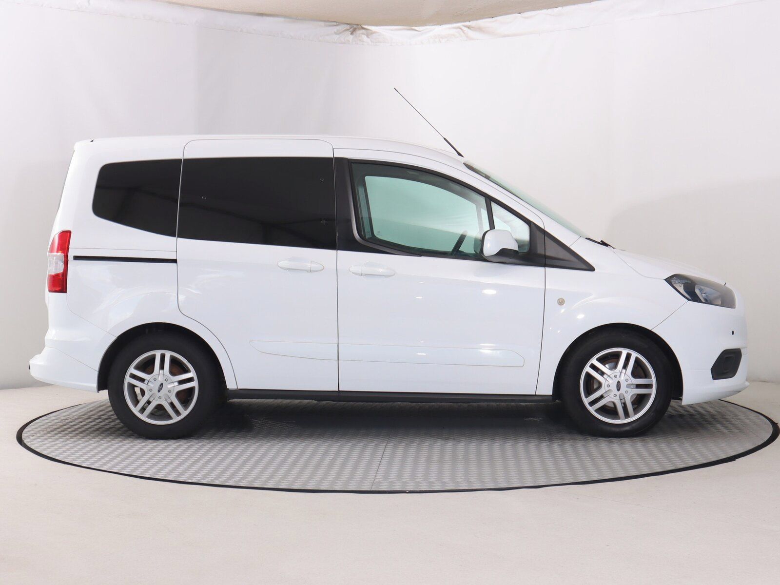 Ford Tourneo Courier, 1.5 TDCI, Trend, 5Míst, ČR - fotka 6