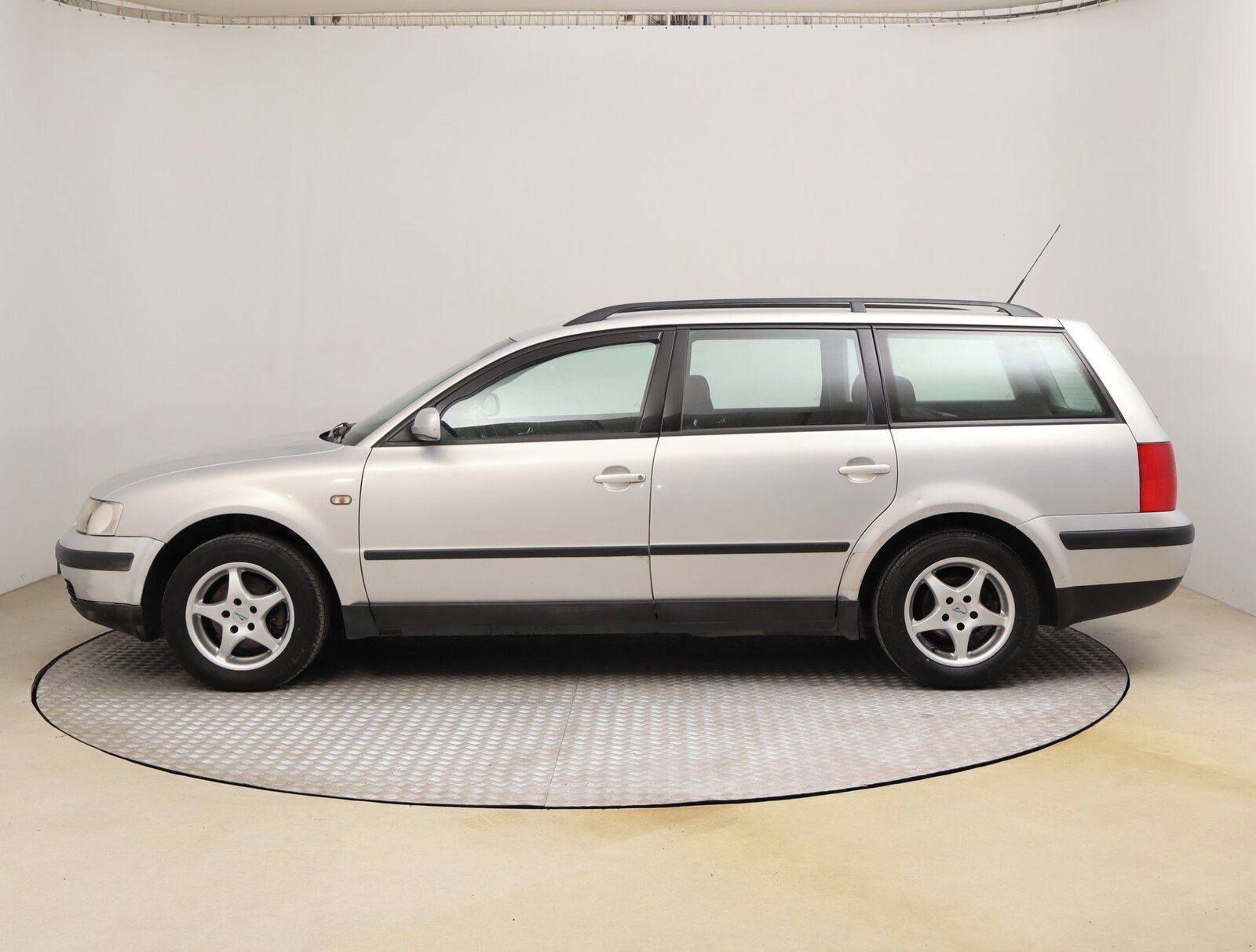 Volkswagen Passat, 1.9 TDI, Tažné, Klima - fotka 3