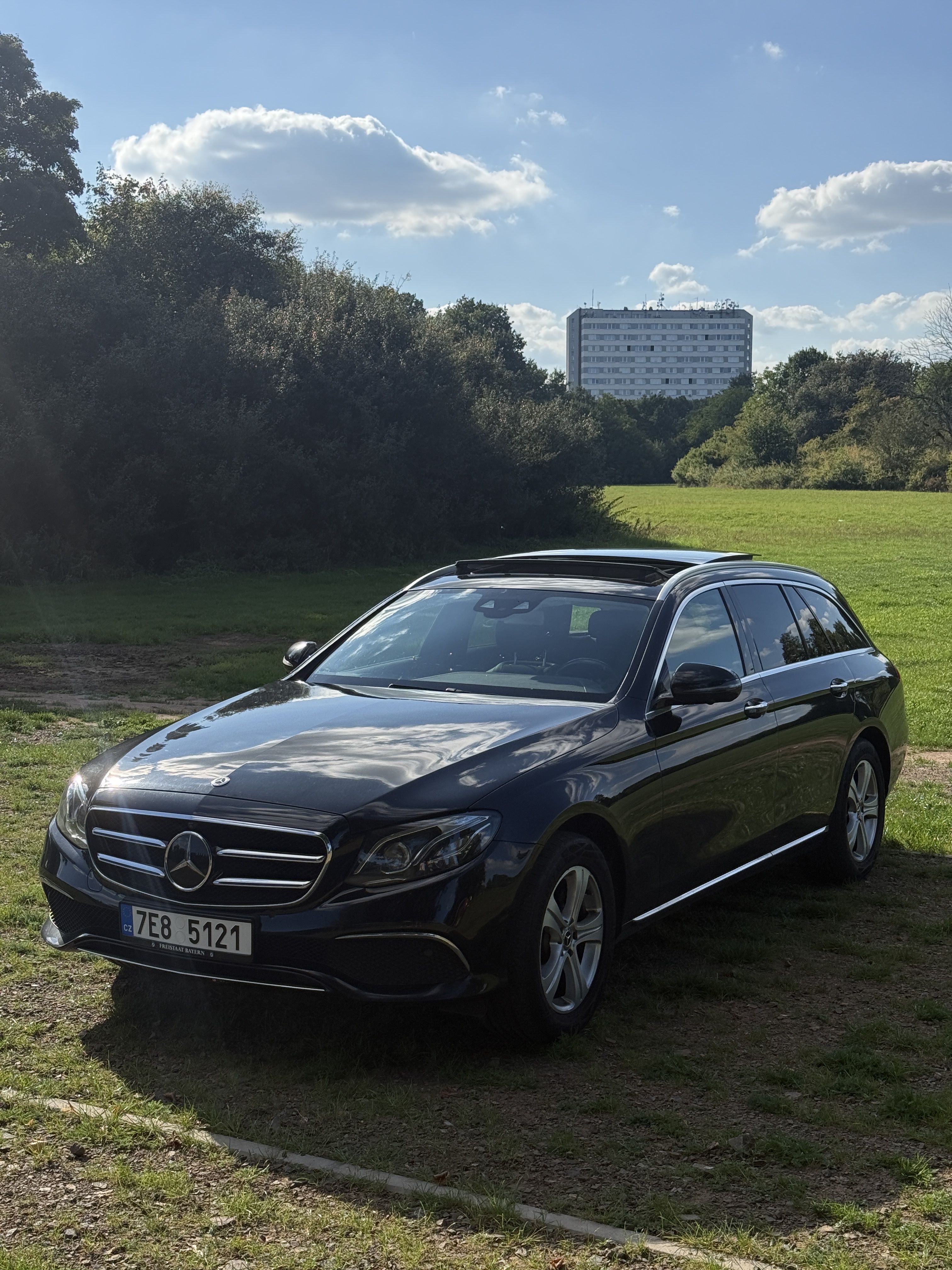 Mercedes-Benz Třídy E, 220d, AIRMATIC, 360, DISTRONIC