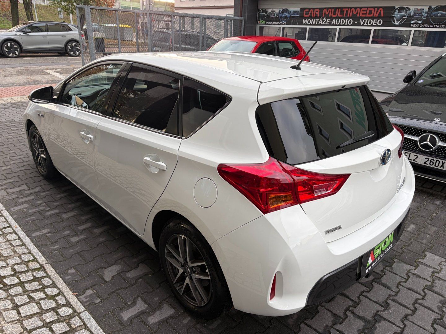 Toyota Auris, 1,8-HSD, serviska, 2x kola - fotka 4