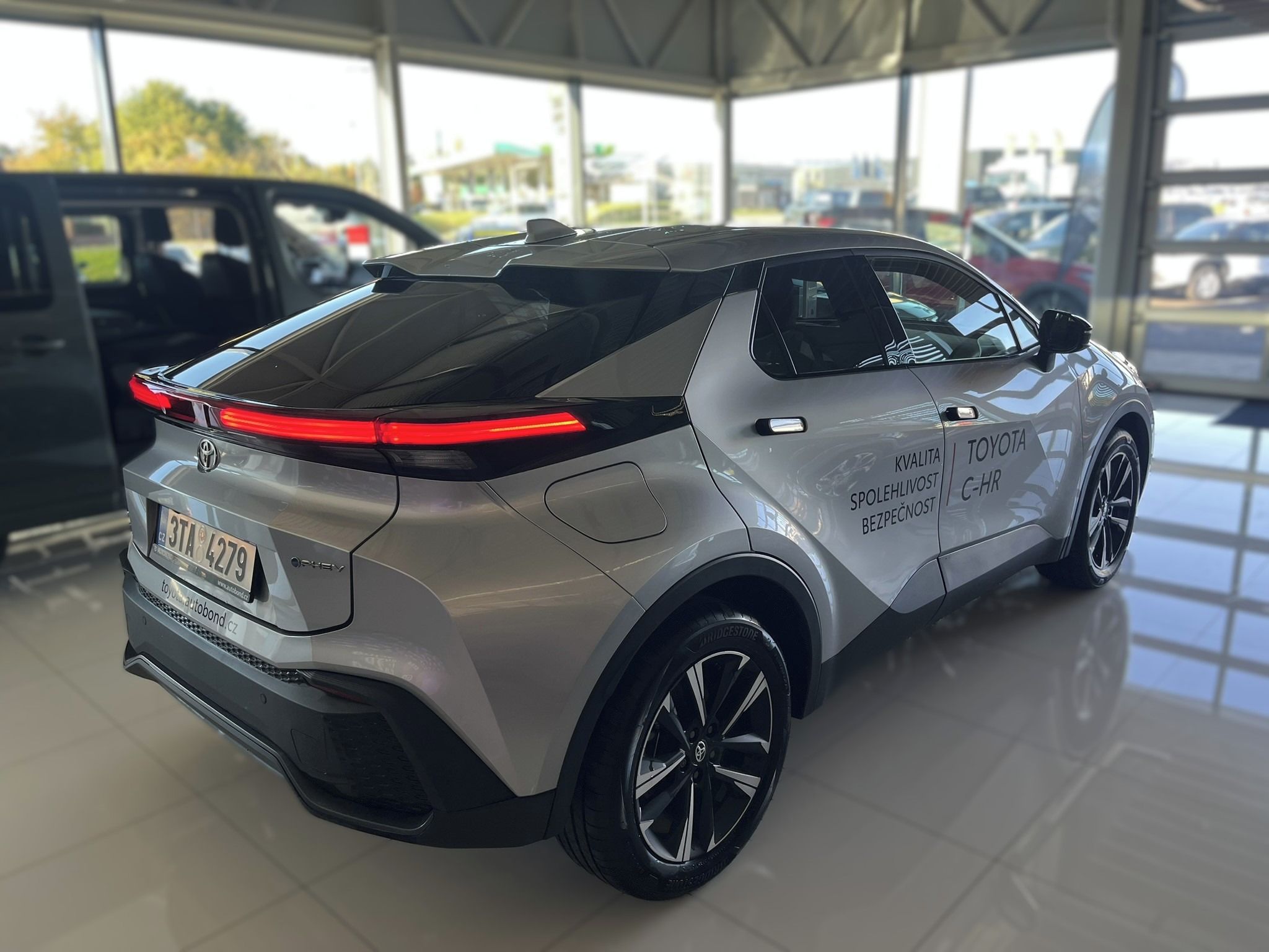Toyota C-HR, 2.0 PHEV Style | ZIMNÍ PNEU - fotka 4