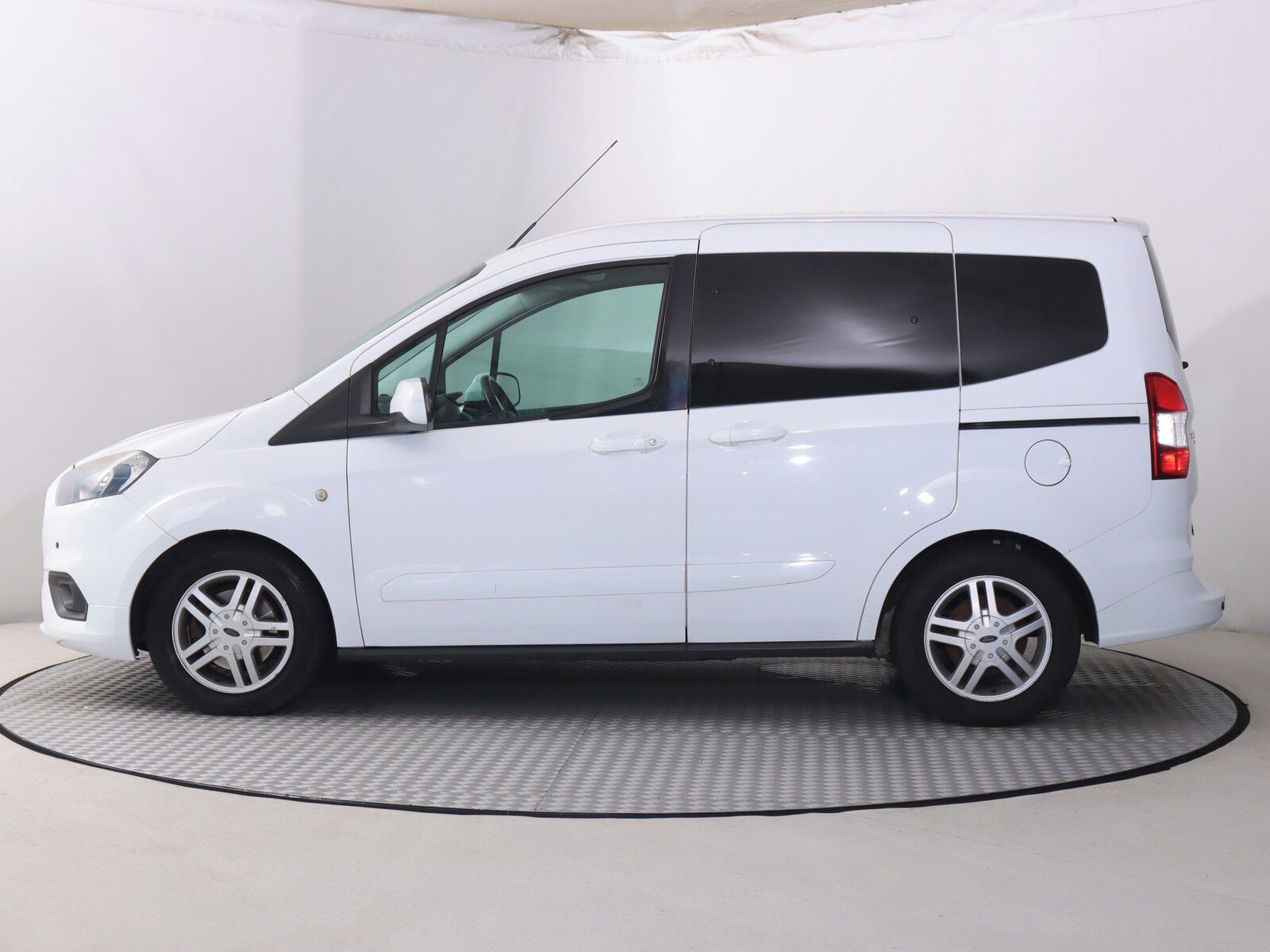 Ford Tourneo Courier, 1.5 TDCI, Trend, 5Míst, ČR - fotka 3