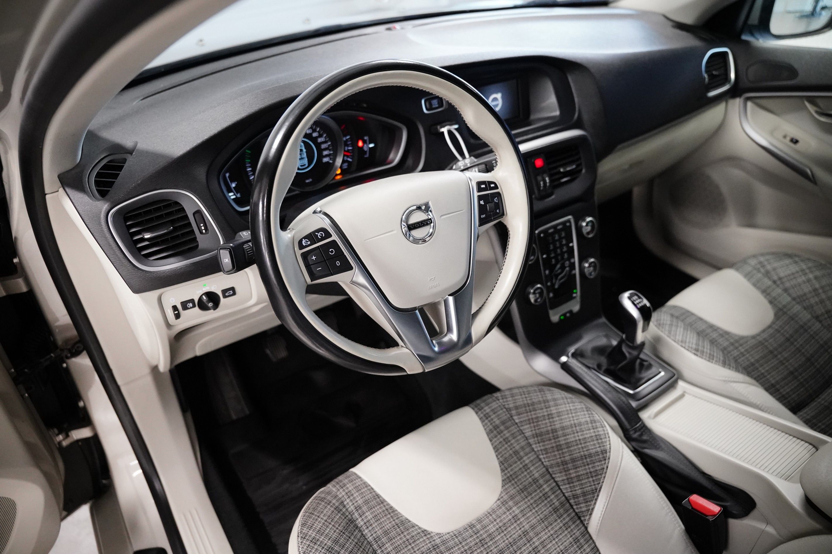 Volvo V40, D2 88 kW Momentum - fotka 5
