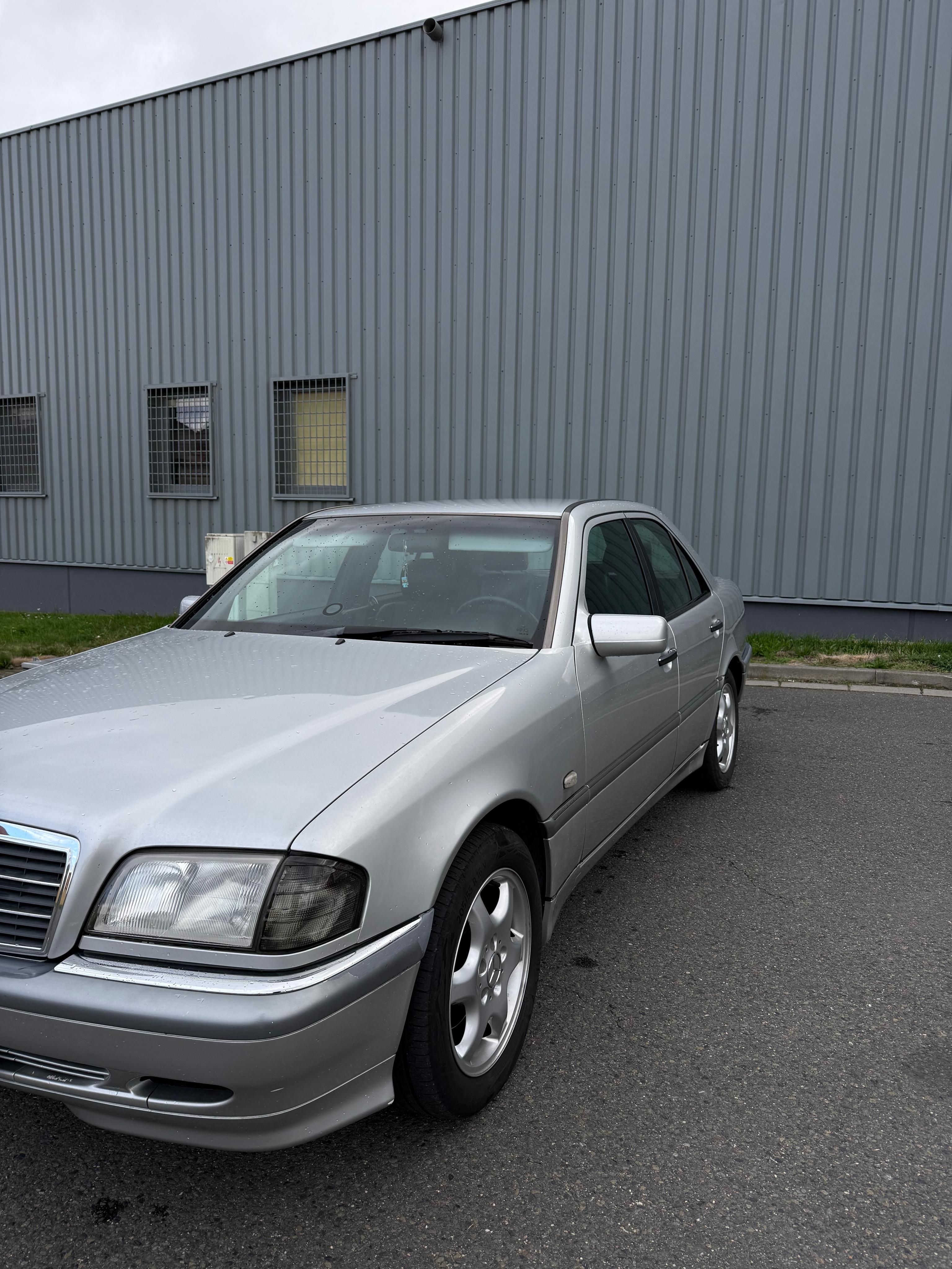 Mercedes-Benz Třídy C, w202 c240 2.4L V6 125kw - fotka 2