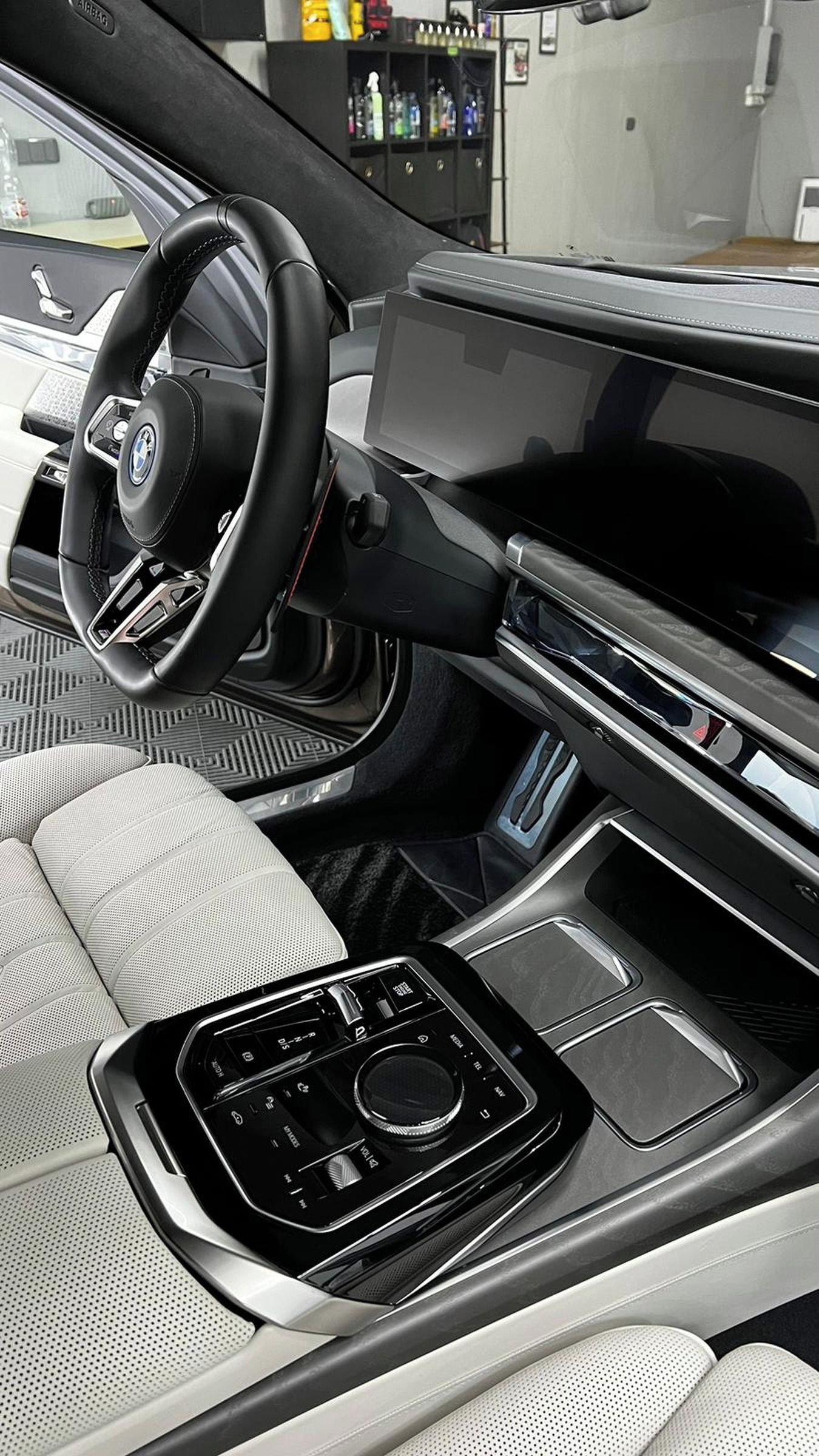BMW Řada 7, M760e xDrive Individual B&W - fotka 3