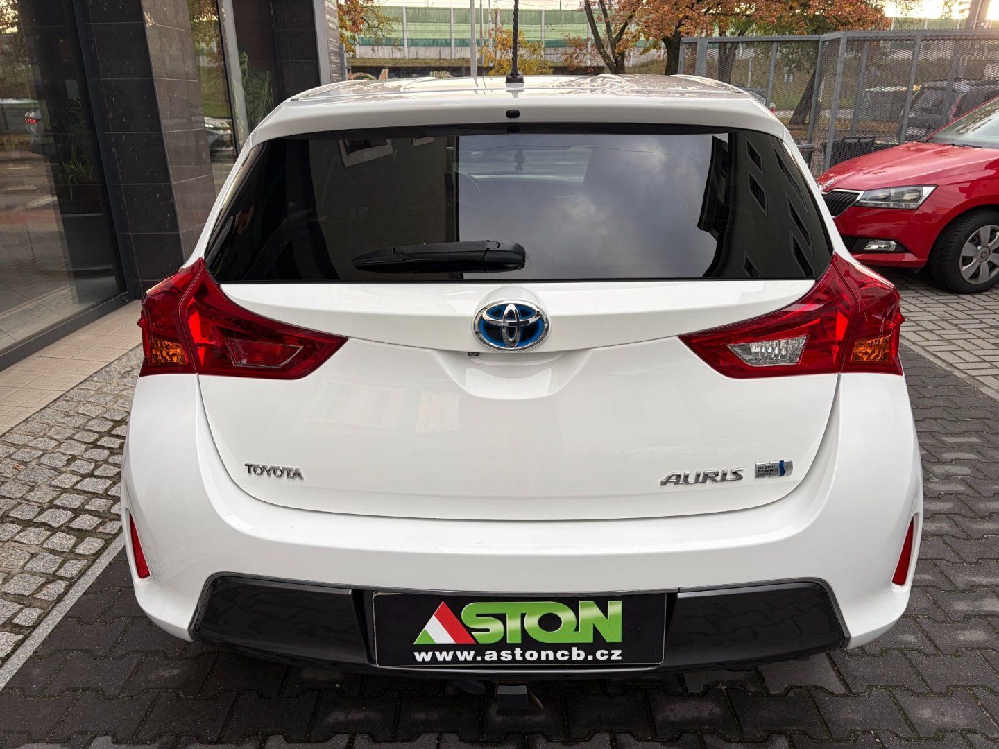 Toyota Auris, 1,8-HSD, serviska, 2x kola - fotka 5