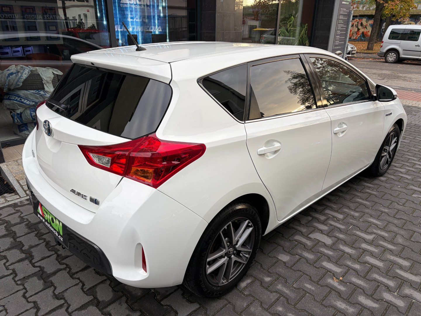 Toyota Auris, 1,8-HSD, serviska, 2x kola - fotka 6