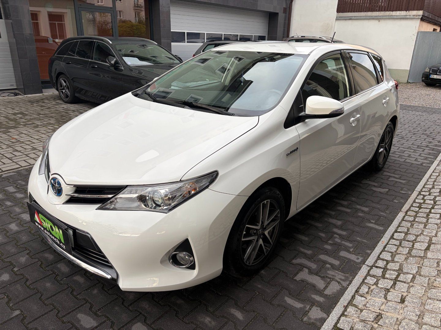 Toyota Auris, 1,8-HSD, serviska, 2x kola - fotka 3