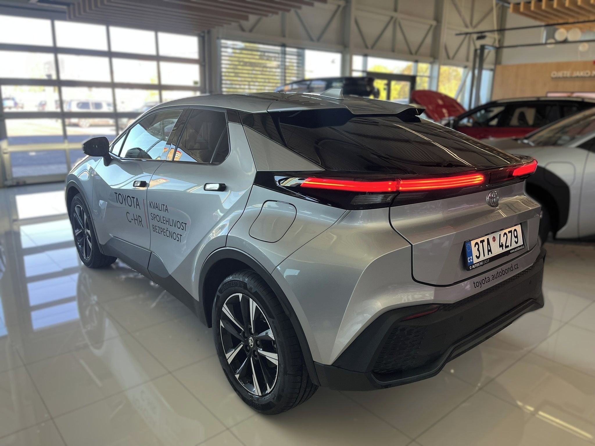 Toyota C-HR, 2.0 PHEV Style | ZIMNÍ PNEU - fotka 6