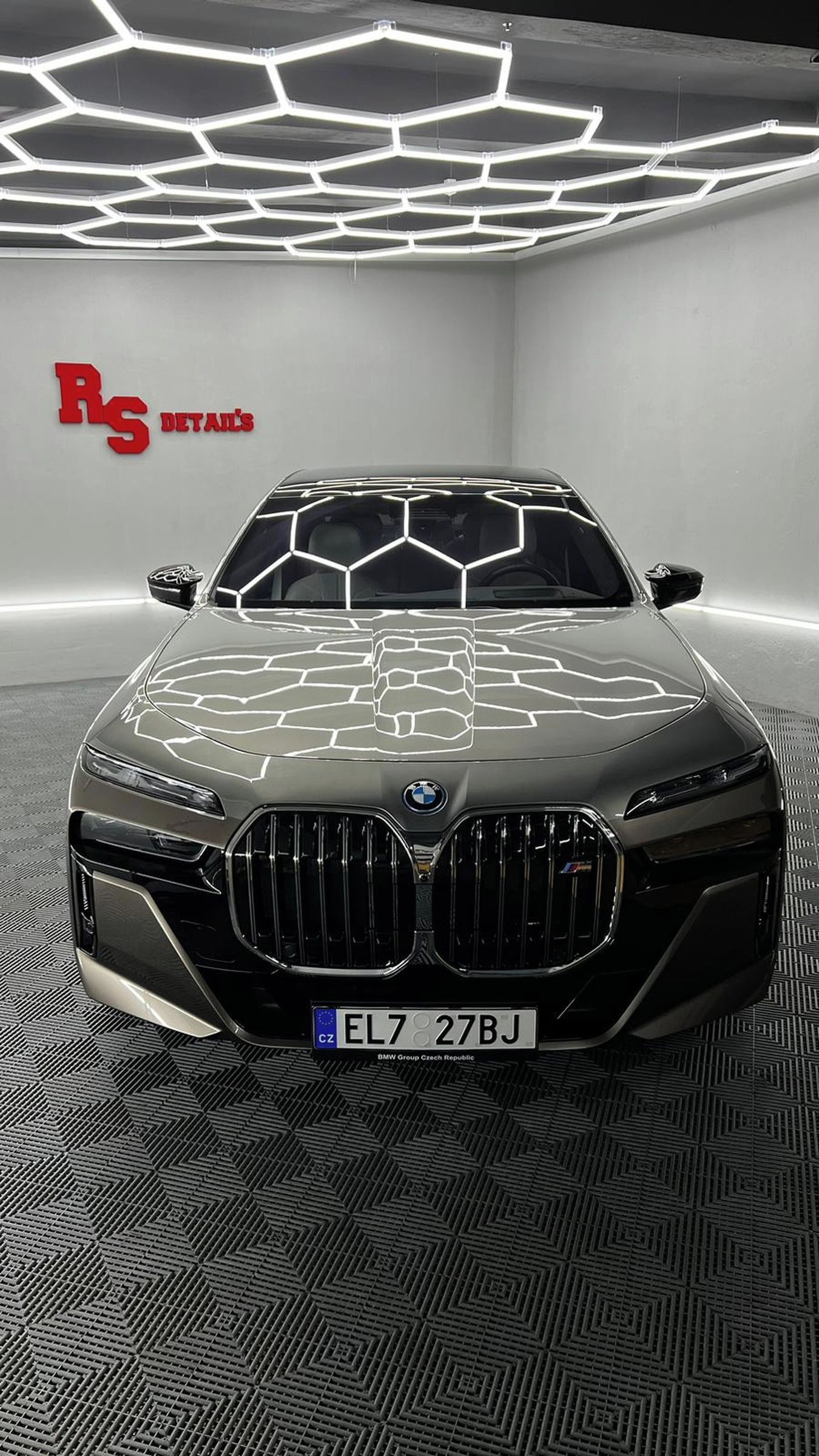 BMW Řada 7, M760e xDrive Individual B&W
