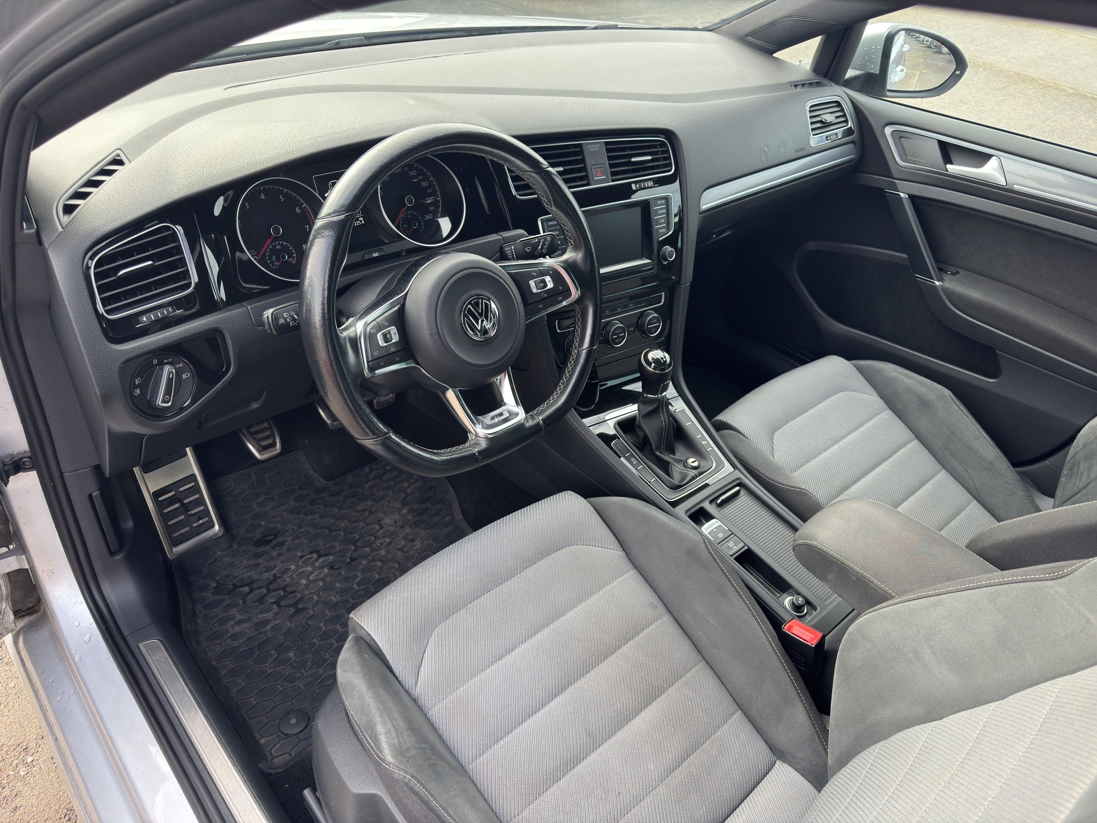 Volkswagen Golf, 1.4 TSI 103 kW R-Line - fotka 5