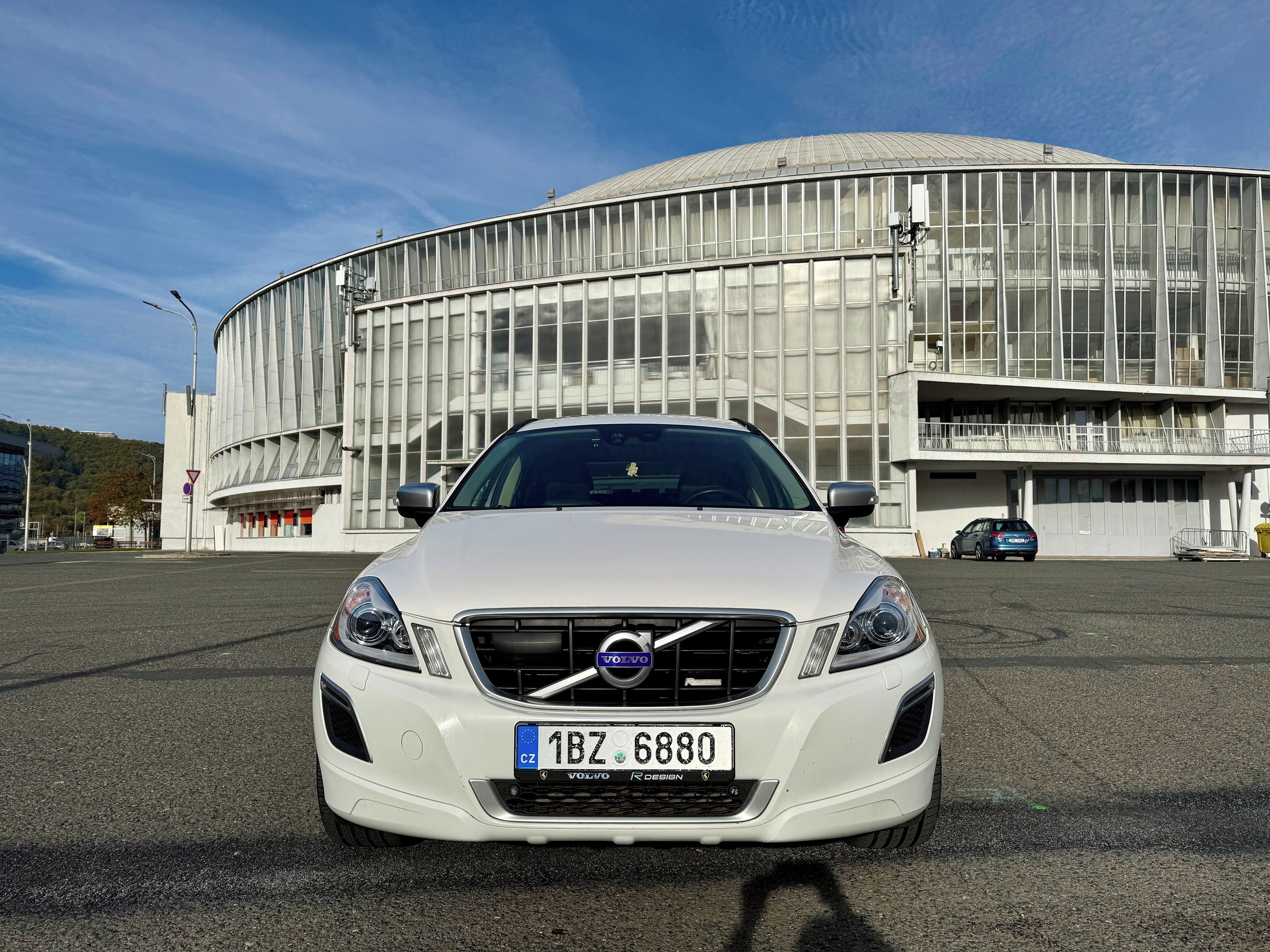 Volvo XC60, 2,4 D5 AWD R-DESING 4x4 - fotka 2