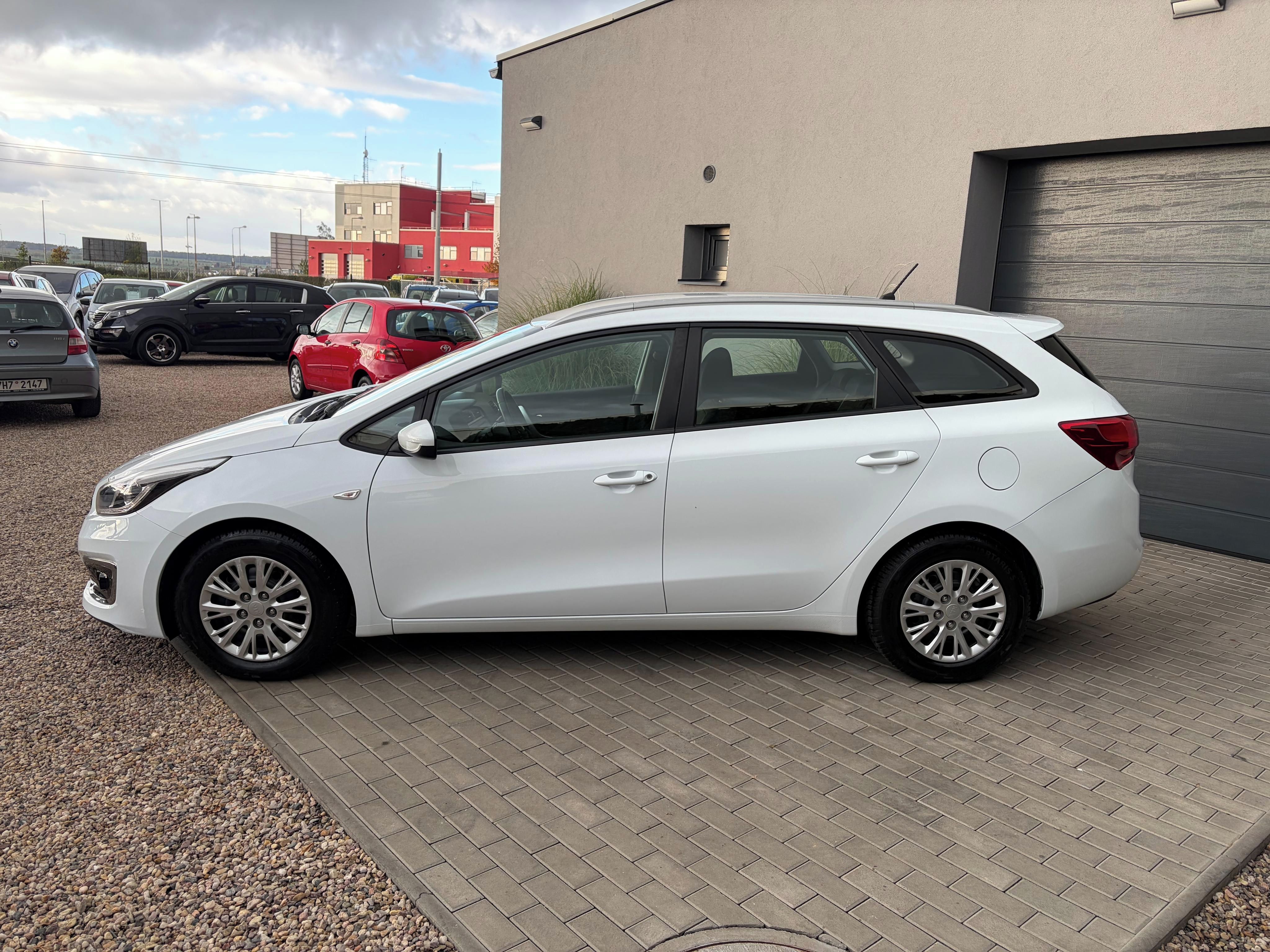 Kia Cee´d, 1.4 CRDI 66kW, Výhřev volantu - fotka 6