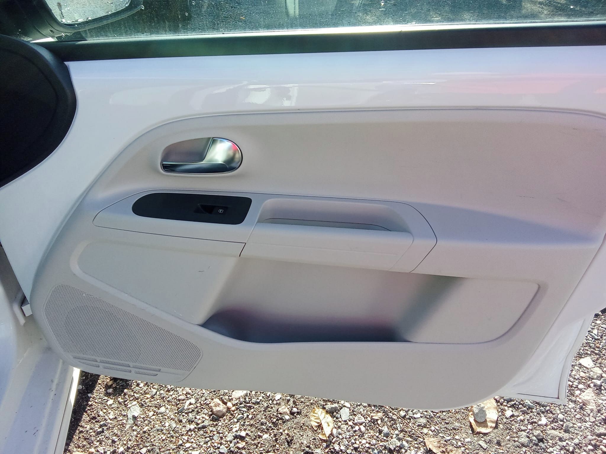 Volkswagen Up!, E-UP 60KW VYHŘ. SEDADEL + OKNA - fotka 5