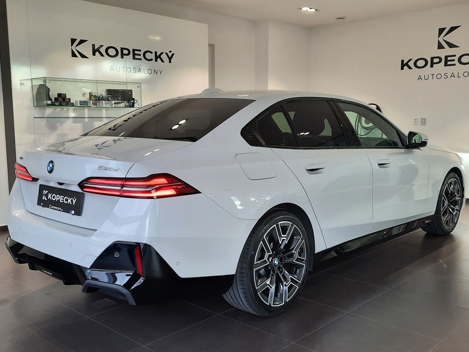 BMW Řada 5, 520d xDrive Sedan M Sport - fotka 6