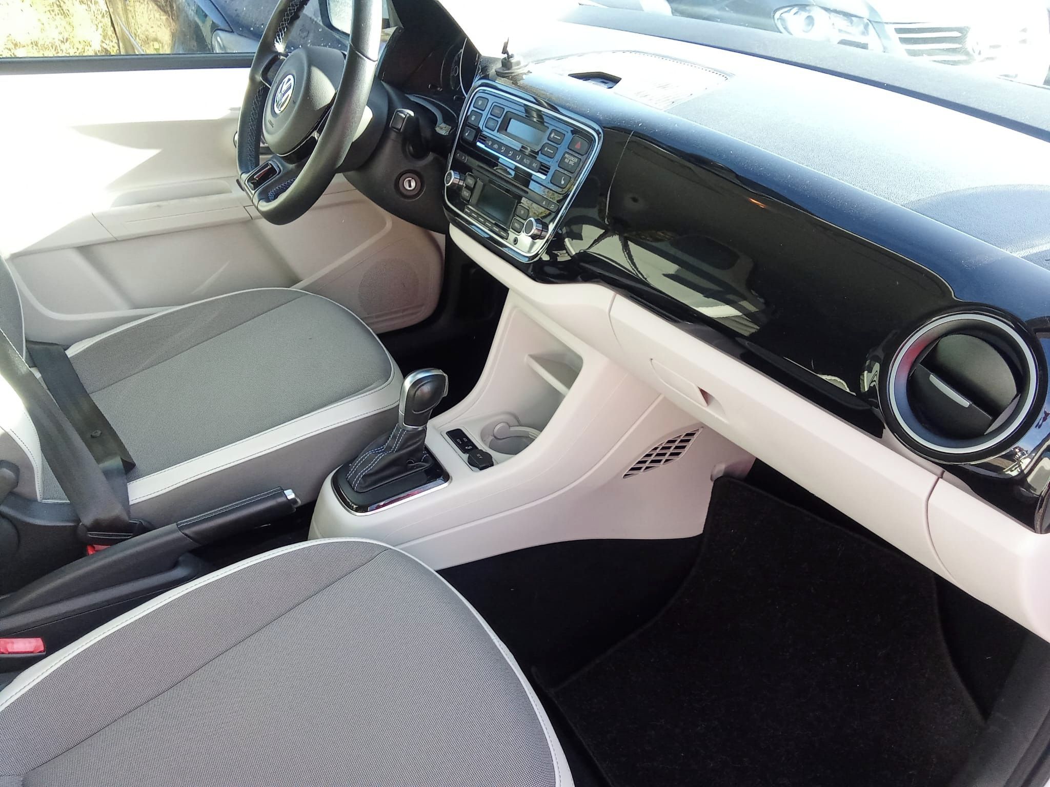 Volkswagen Up!, E-UP 60KW VYHŘ. SEDADEL + OKNA - fotka 6