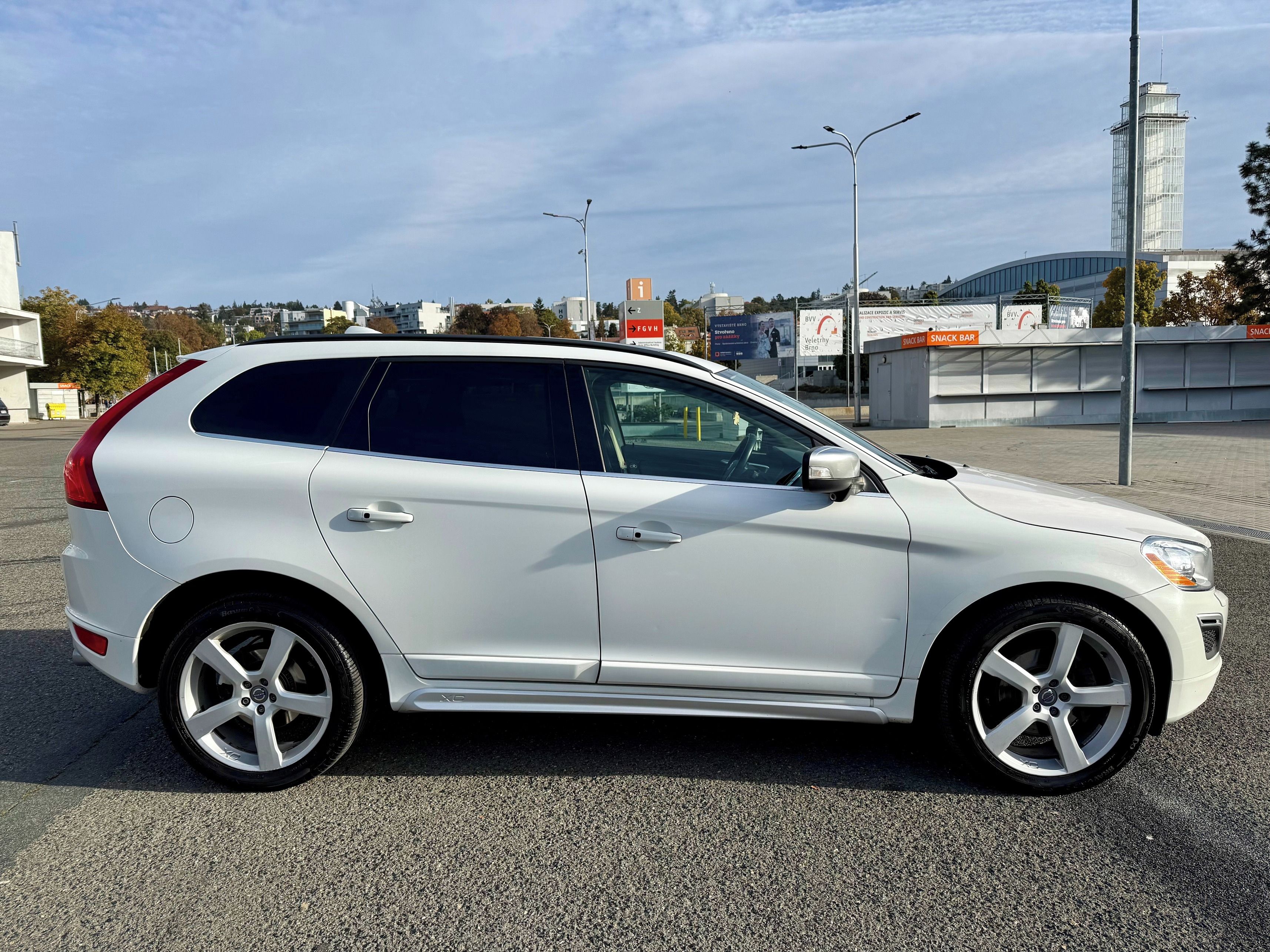 Volvo XC60, 2,4 D5 AWD R-DESING 4x4 - fotka 4