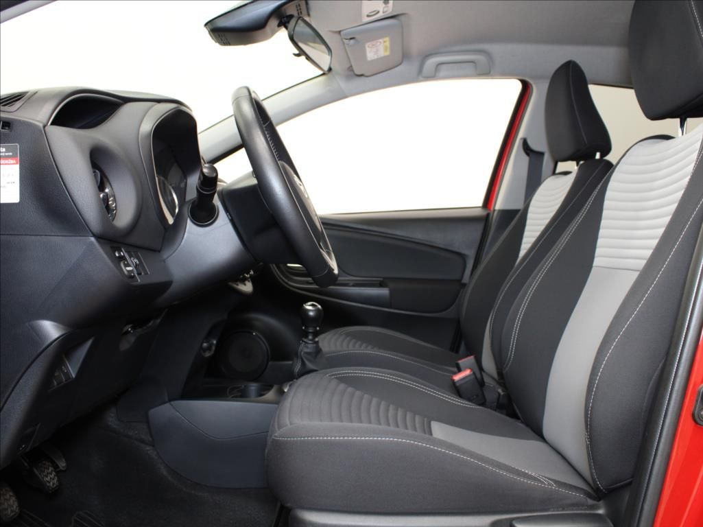 Toyota Yaris, 1,5 i 82kW 1.maj.ČR 52tkm! - fotka 6