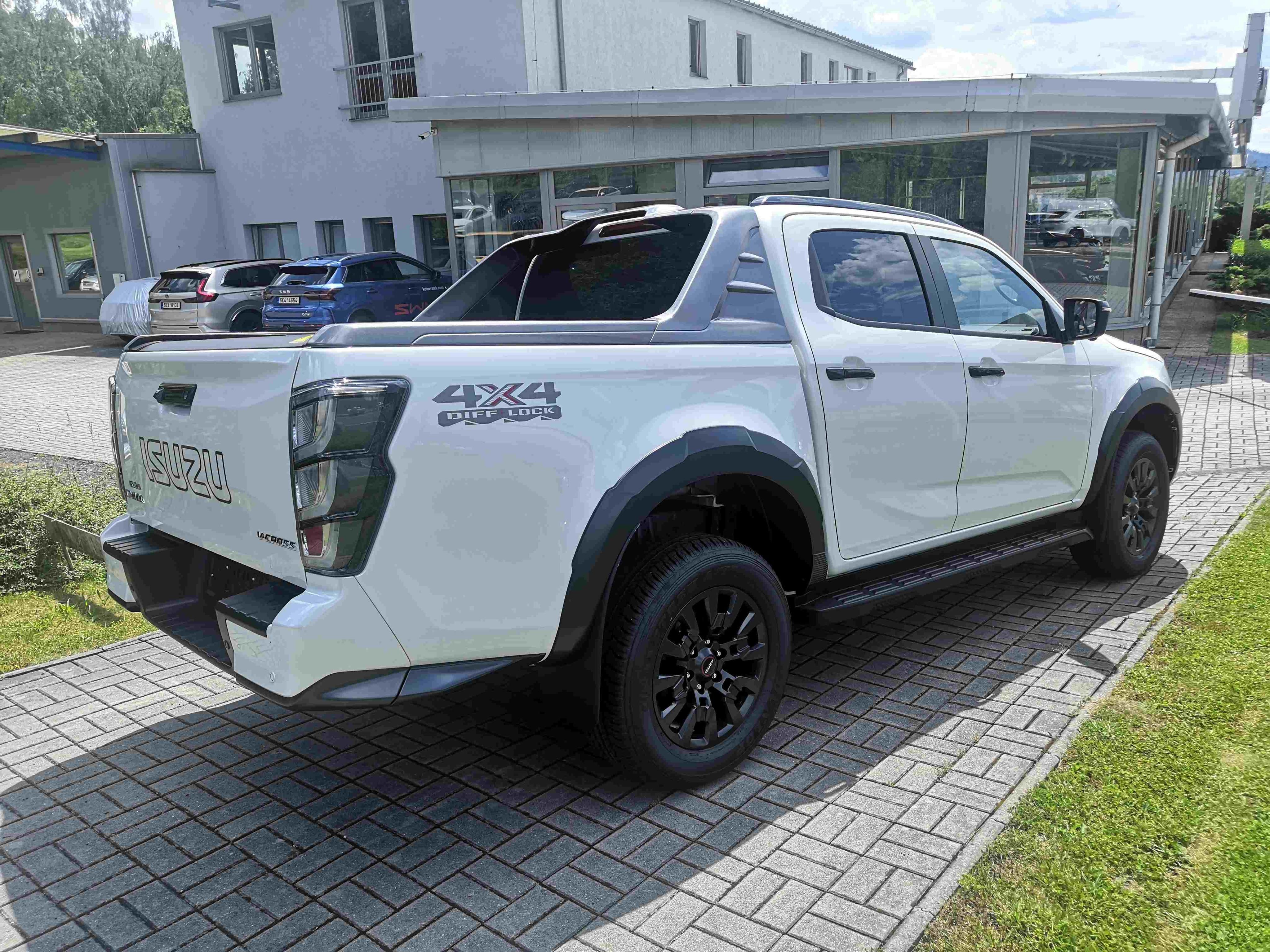 Isuzu D-Max, 2.2 Double Cab V-Cross 8AT TOP - fotka 4