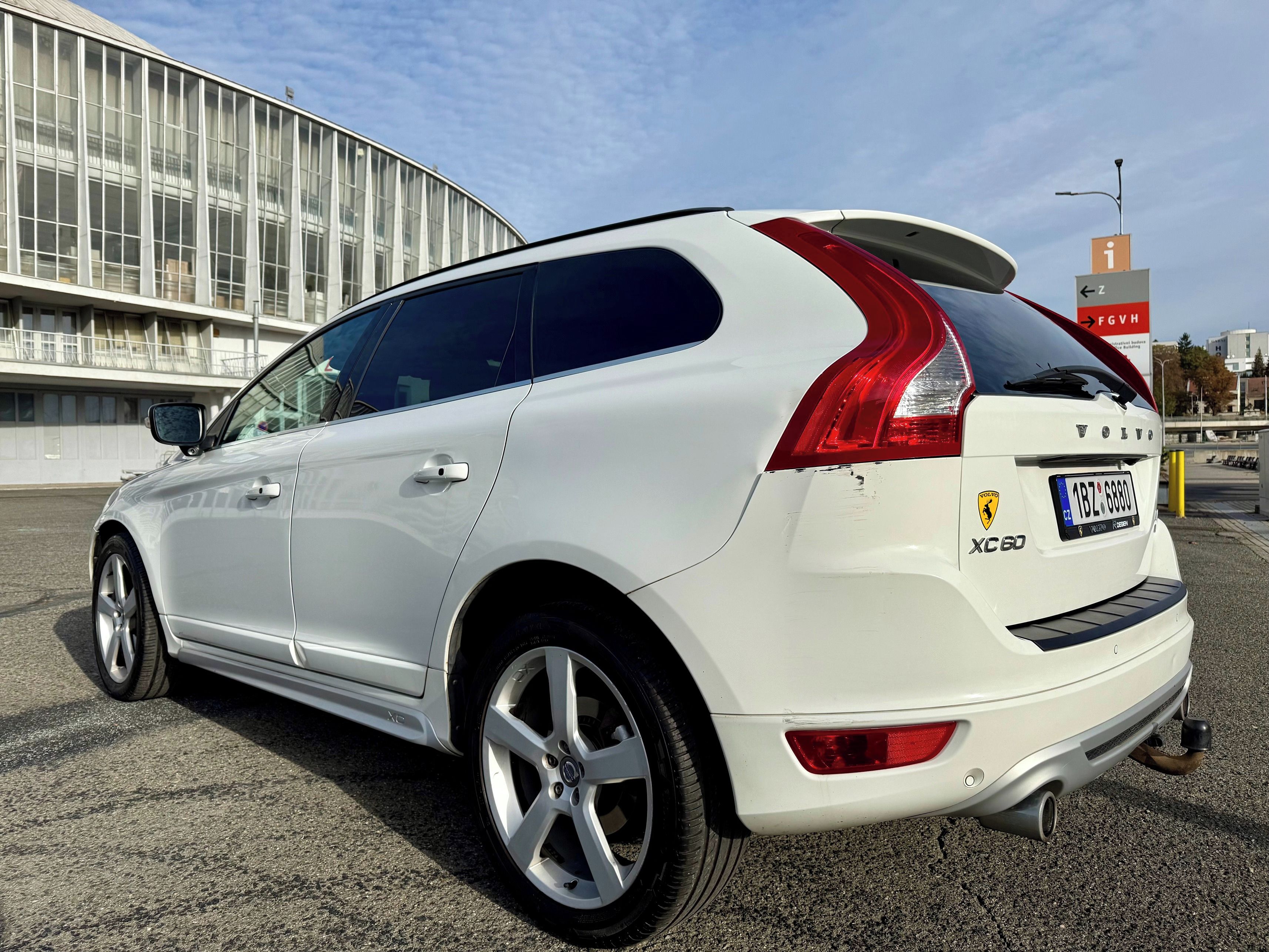 Volvo XC60, 2,4 D5 AWD R-DESING 4x4 - fotka 6