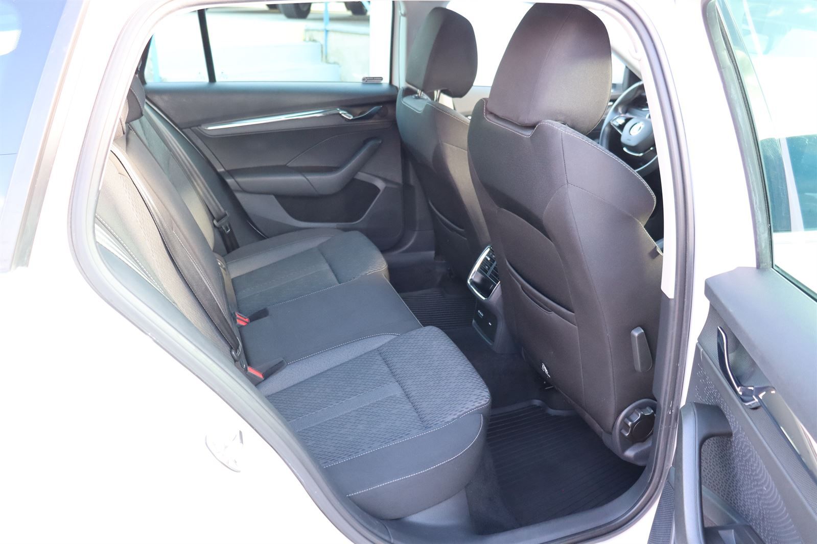 Škoda Octavia, 2.0 TDI DSG Style Combi - fotka 6