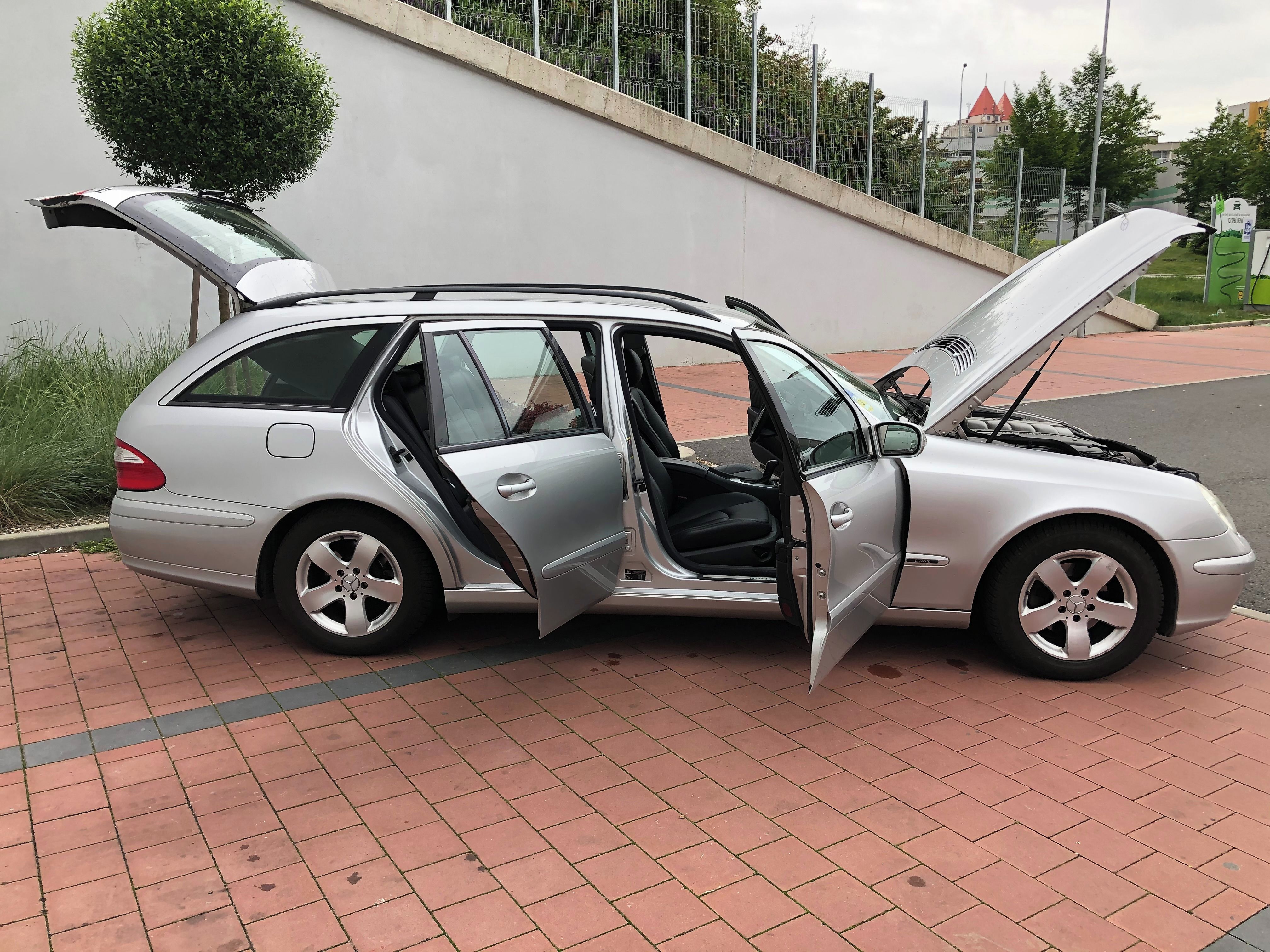 Mercedes-Benz Třídy E, Mercedes Benz E 220d - fotka 4