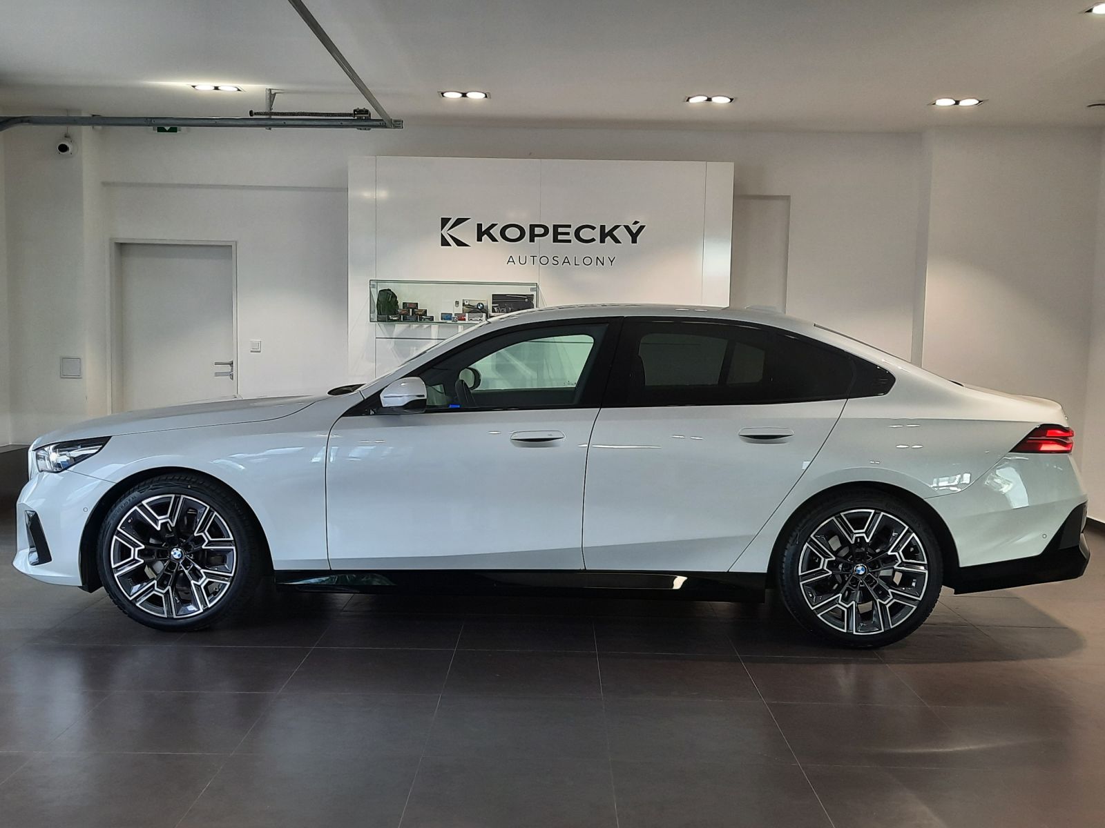 BMW Řada 5, 520d xDrive Sedan M Sport - fotka 4