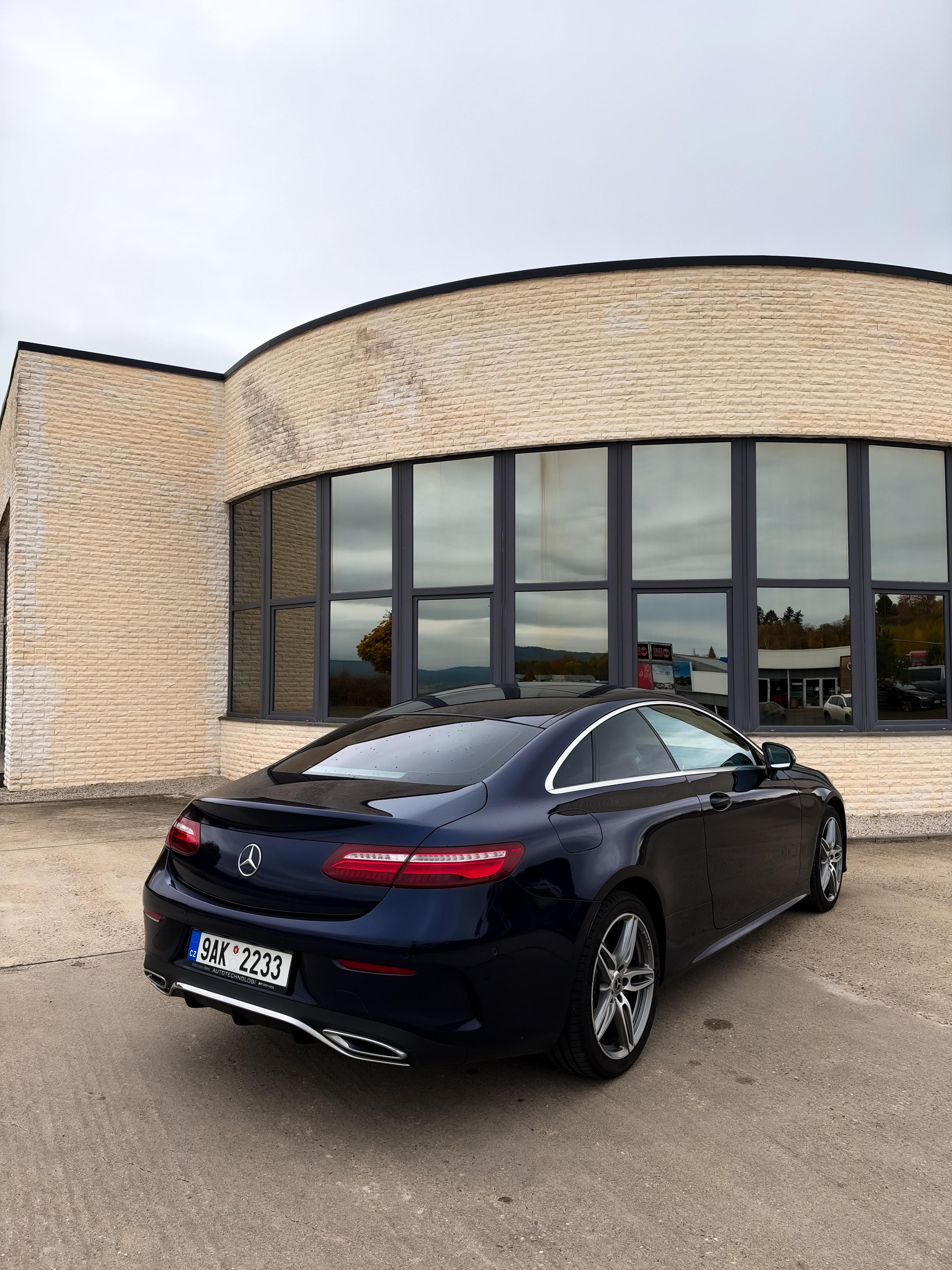 Mercedes-Benz Třídy E, E coupe 220 4Matic, AMG packet - fotka 4