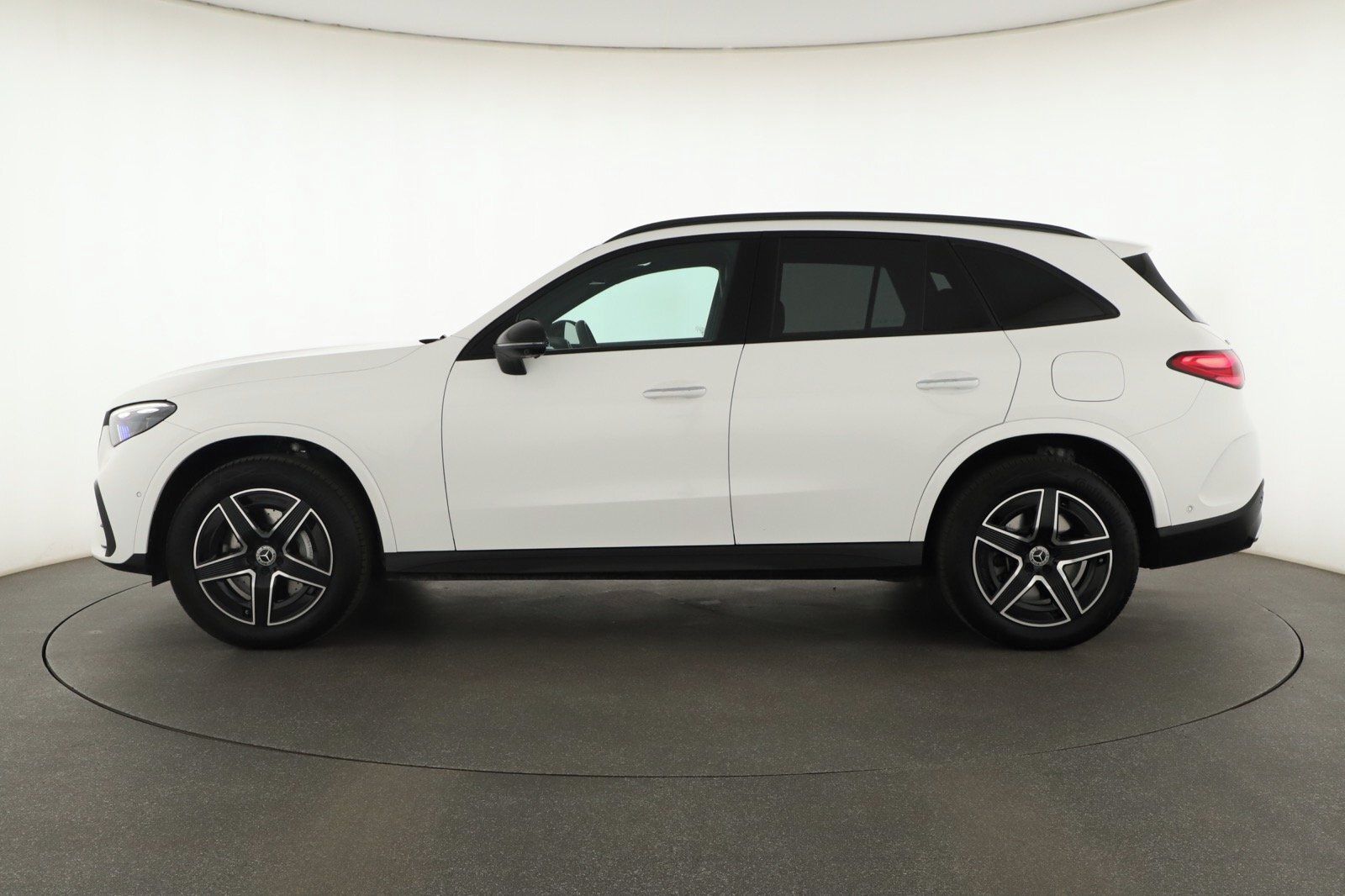 Mercedes-Benz GLC, 300 e 4MATIC, AMG LINE - fotka 2