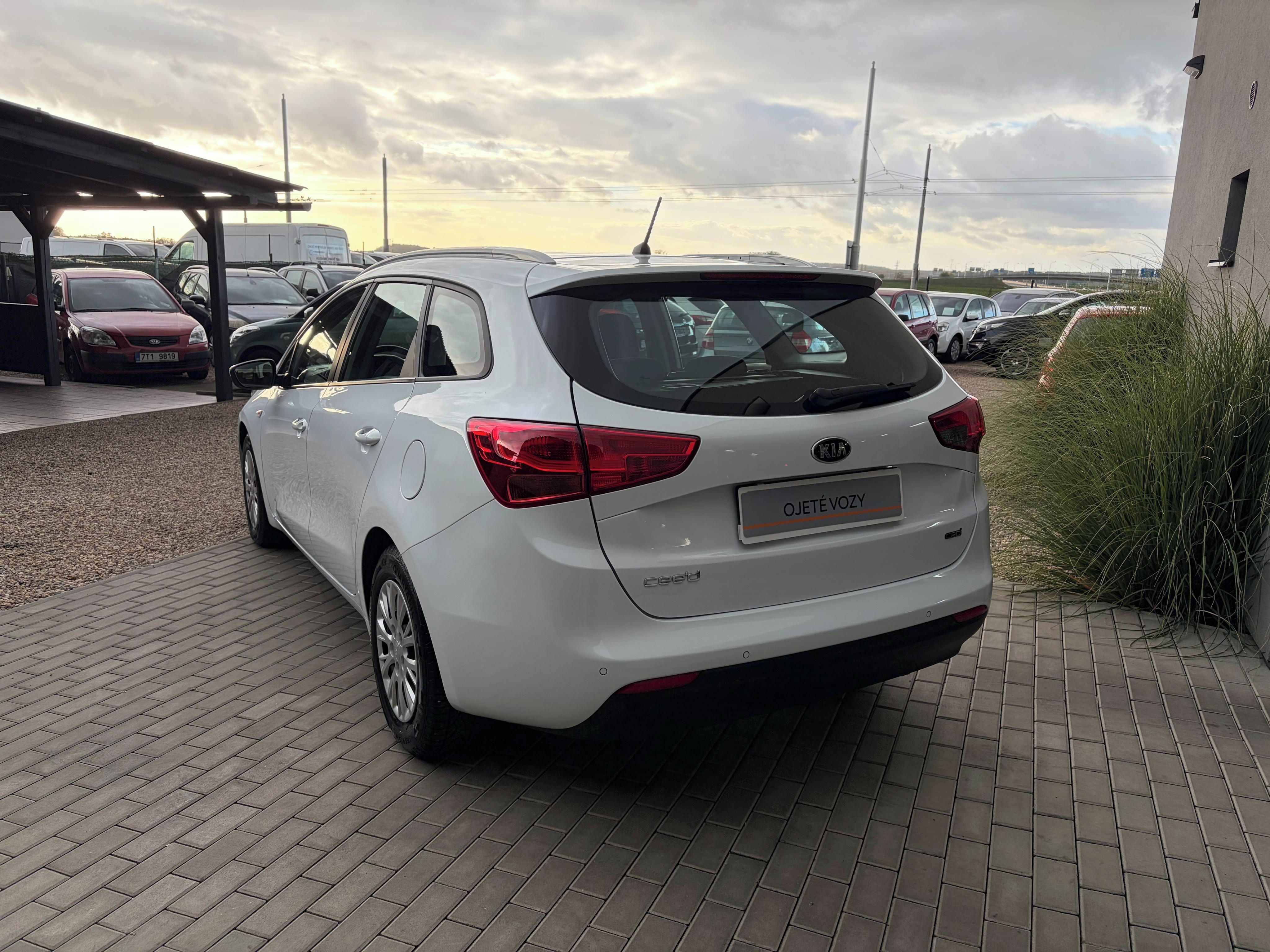 Kia Cee´d, 1.4 CRDI 66kW, Výhřev volantu - fotka 5