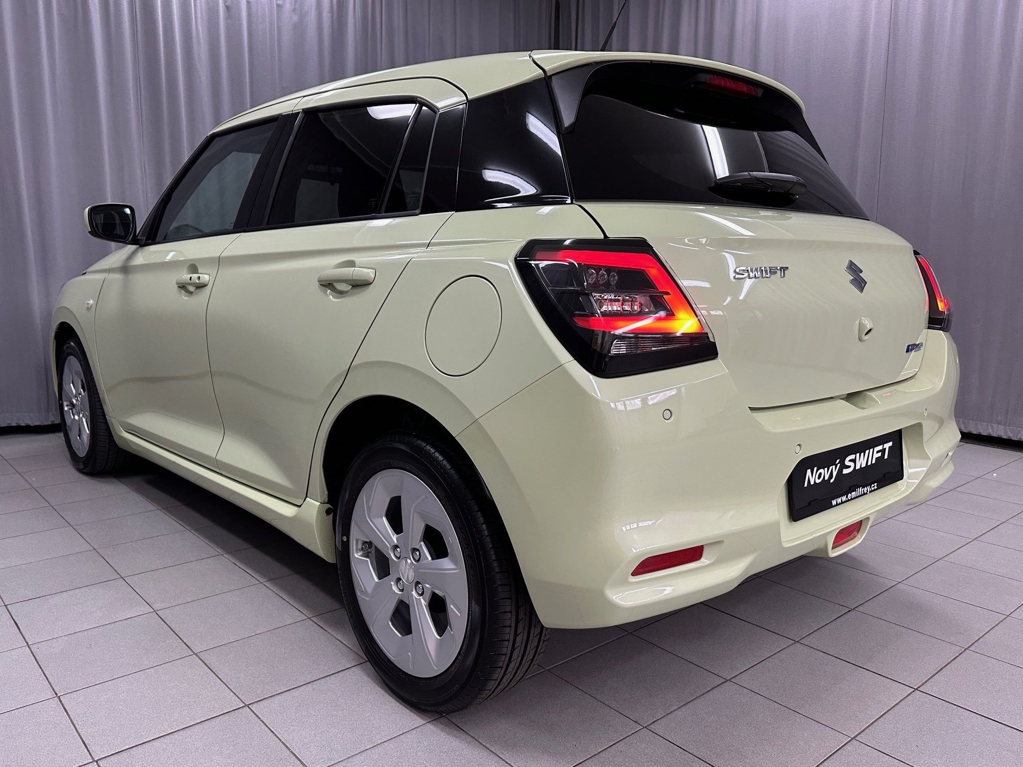 Suzuki Swift, 1,2 Premium 4x4 Vůz skladem! - fotka 6