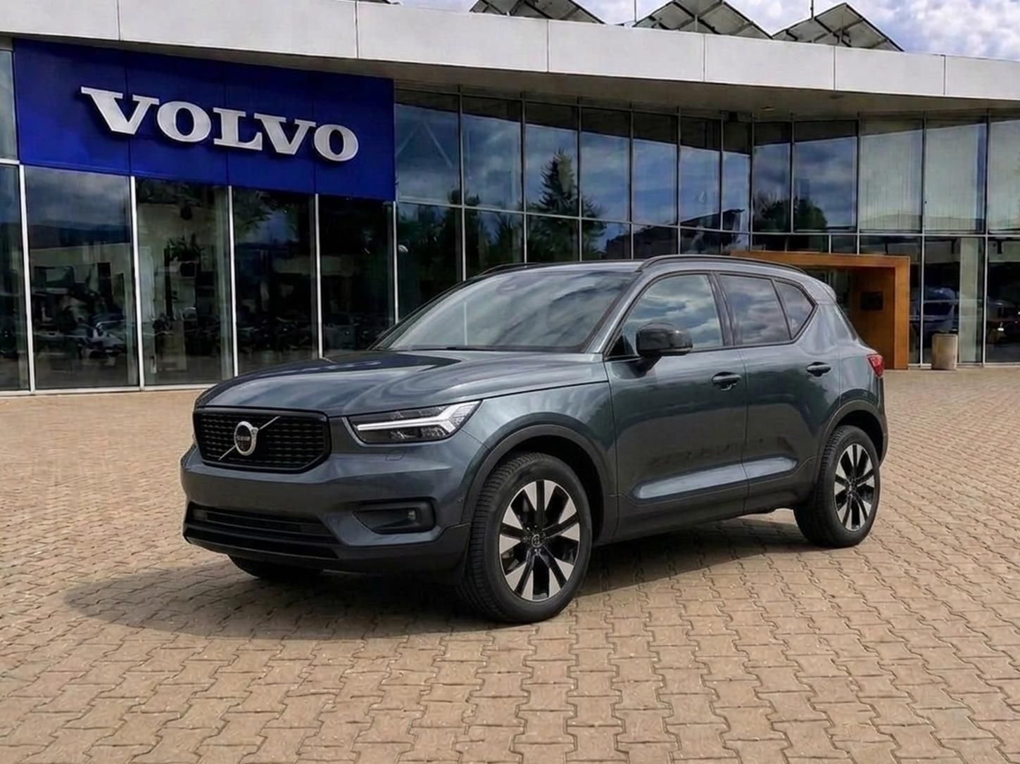 Volvo XC40, B3 PLUS DARK - fotka 2