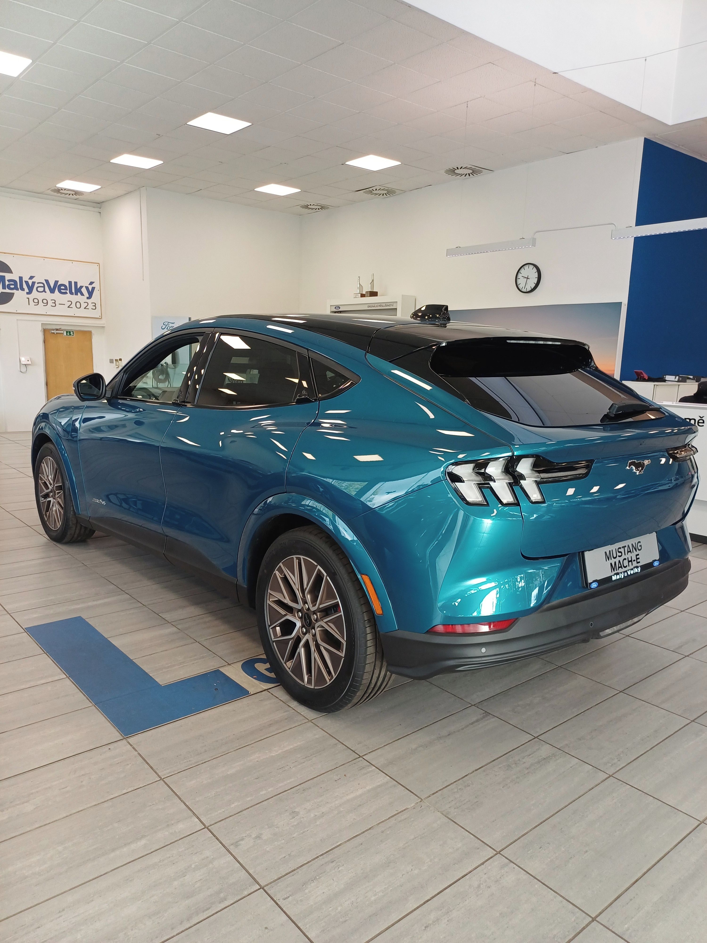 Ford Mustang Mach-E, Premium 88kWh prodl.dojezd AWD - fotka 3