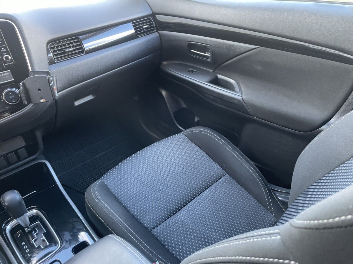 Mitsubishi Outlander, 2,0 INTENSE 4WD Nové ČR - fotka 6