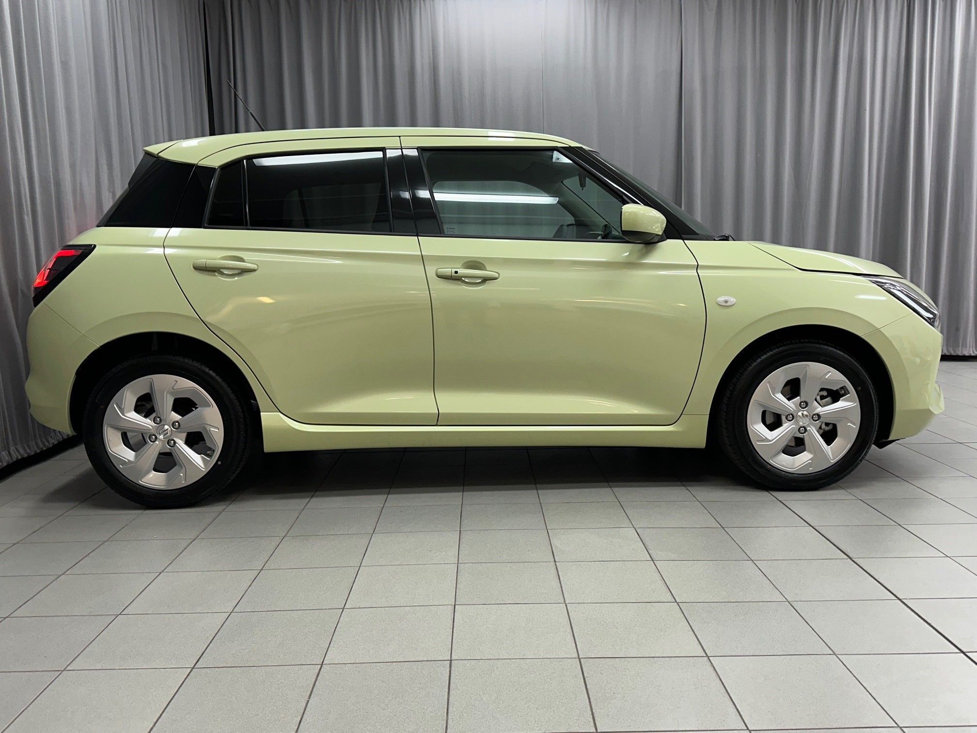 Suzuki Swift, 1,2 Premium 4x4 Vůz skladem! - fotka 4