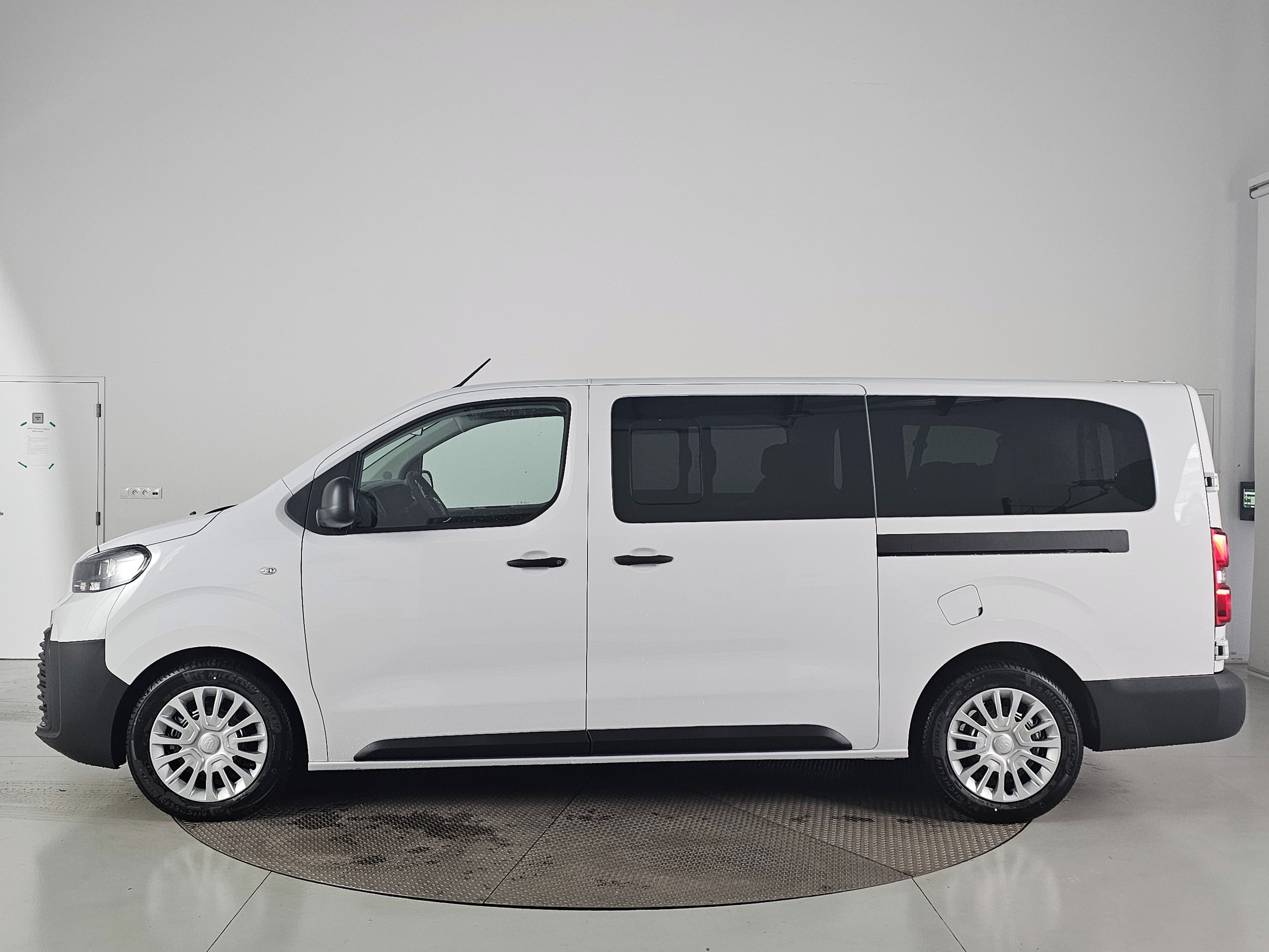 Toyota Proace Verso, L2, 2.2D, 110kW, 6MT, Combi 8S - fotka 5