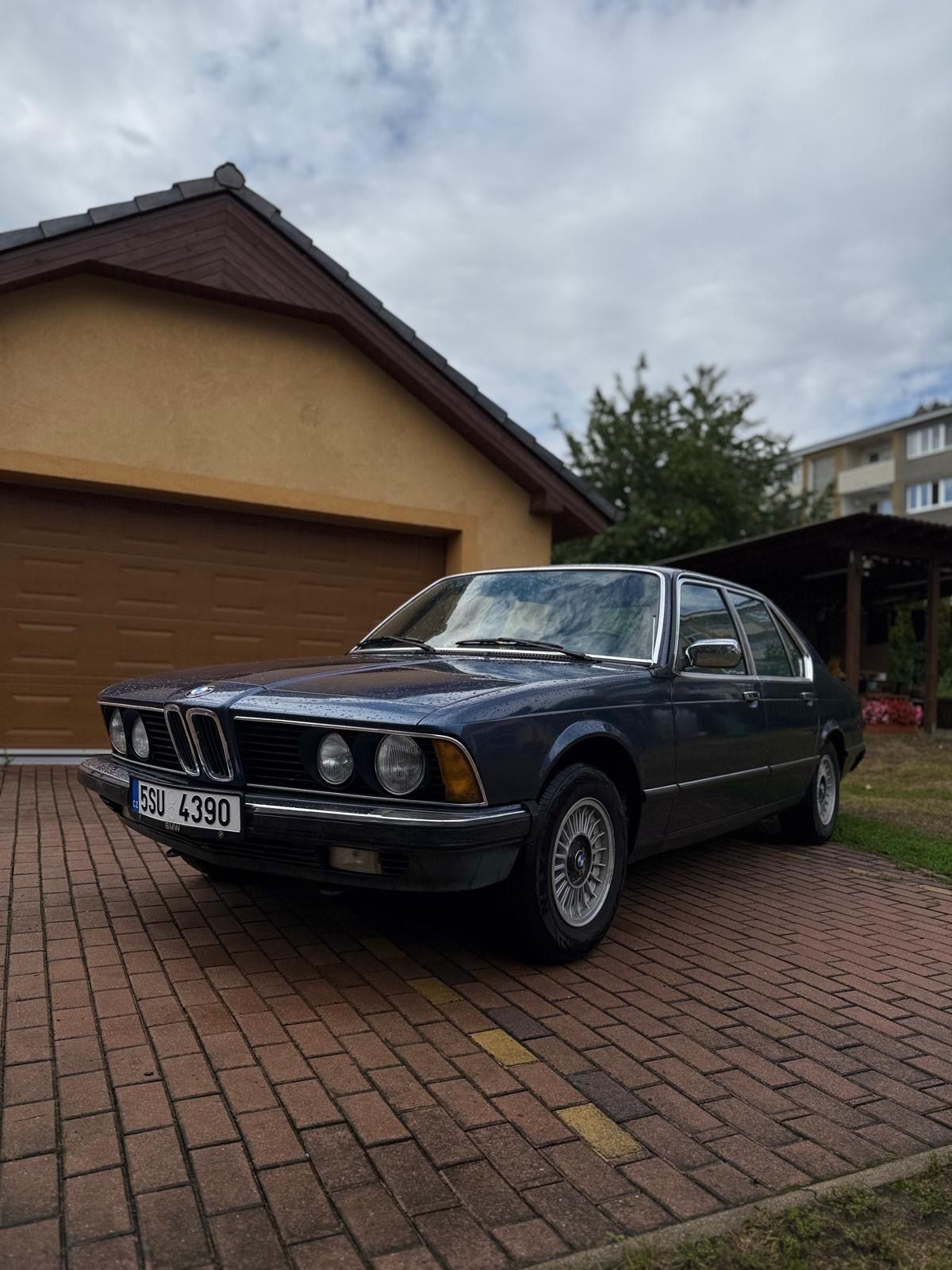 BMW Řada 7, BMW 732 i  e23 , 3,2l