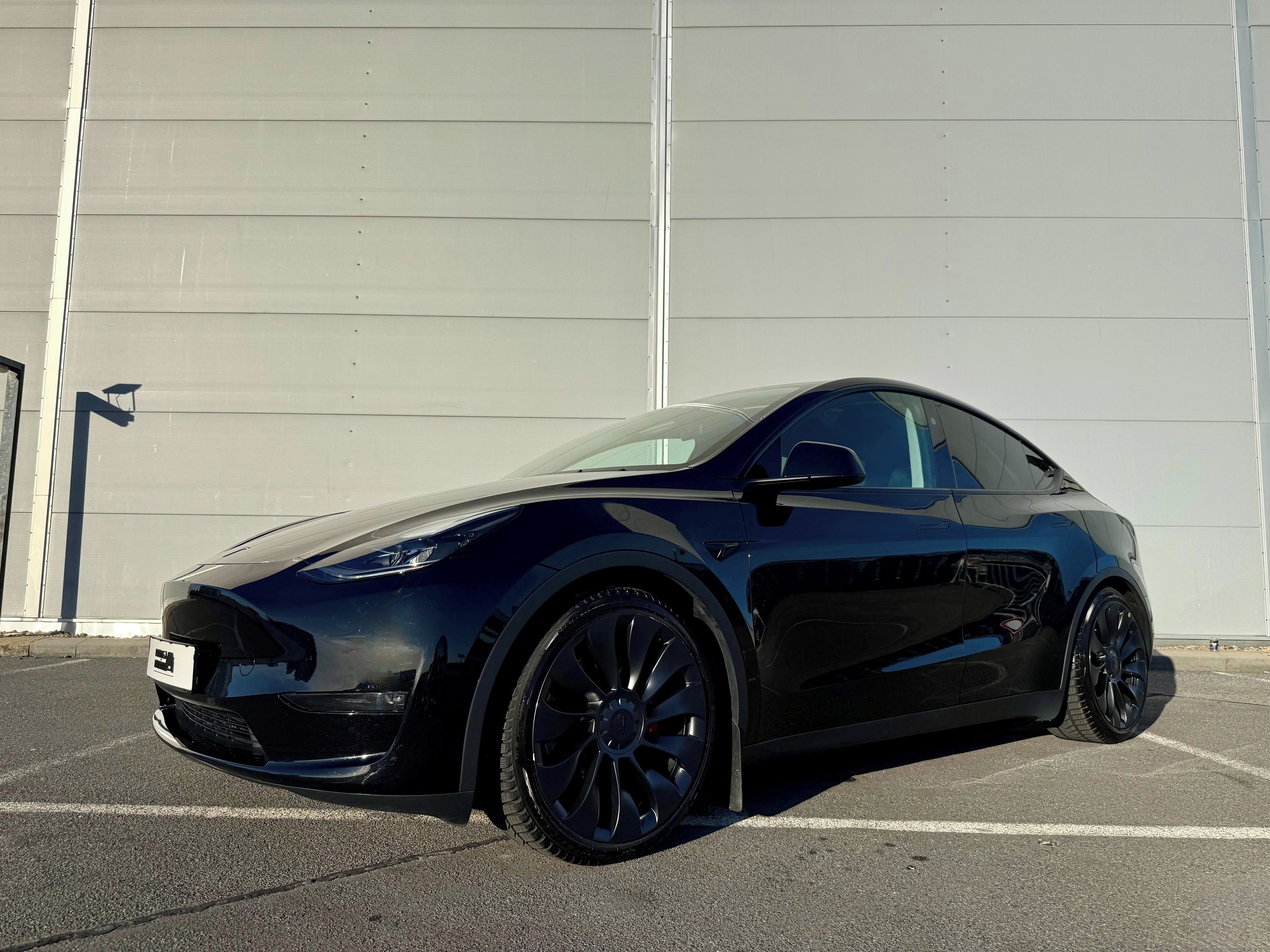 Tesla Model Y, Performance| 393 kW | 4×4 |