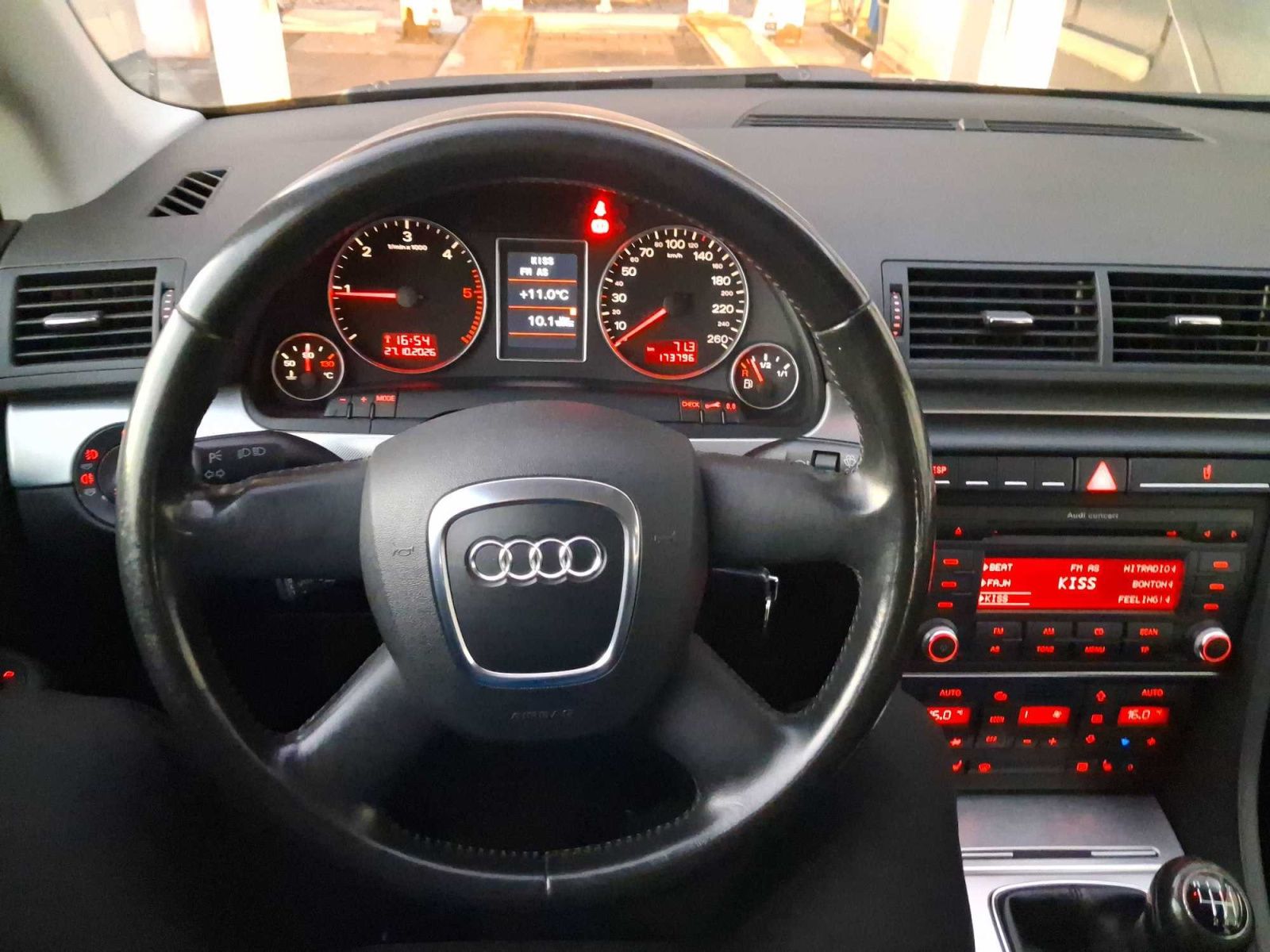 Audi A4, 2.0 TDI, Parkovací asistent - fotka 3