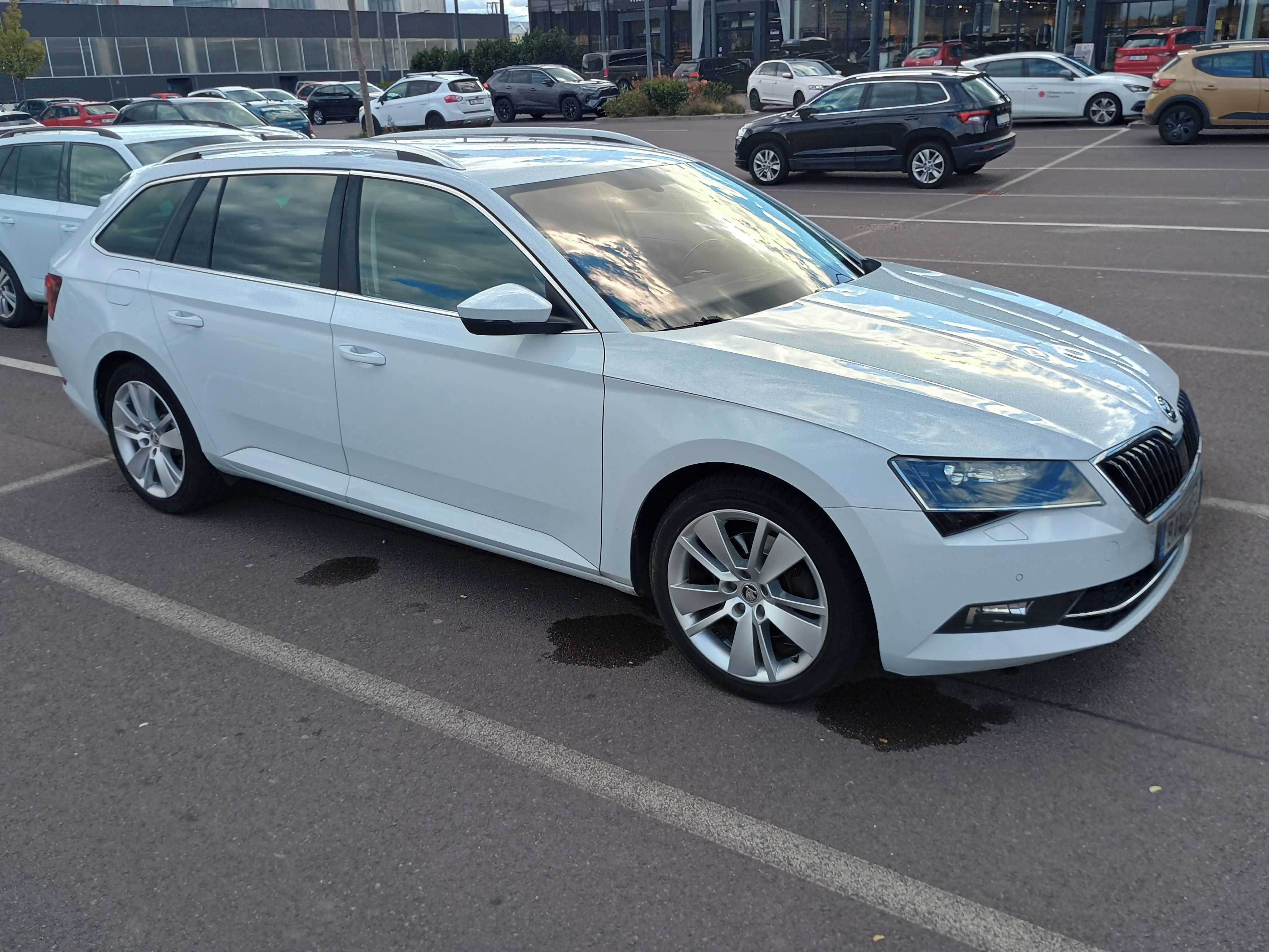 Škoda Superb, 3 2.0TDI Style+ tažné ČR - fotka 2