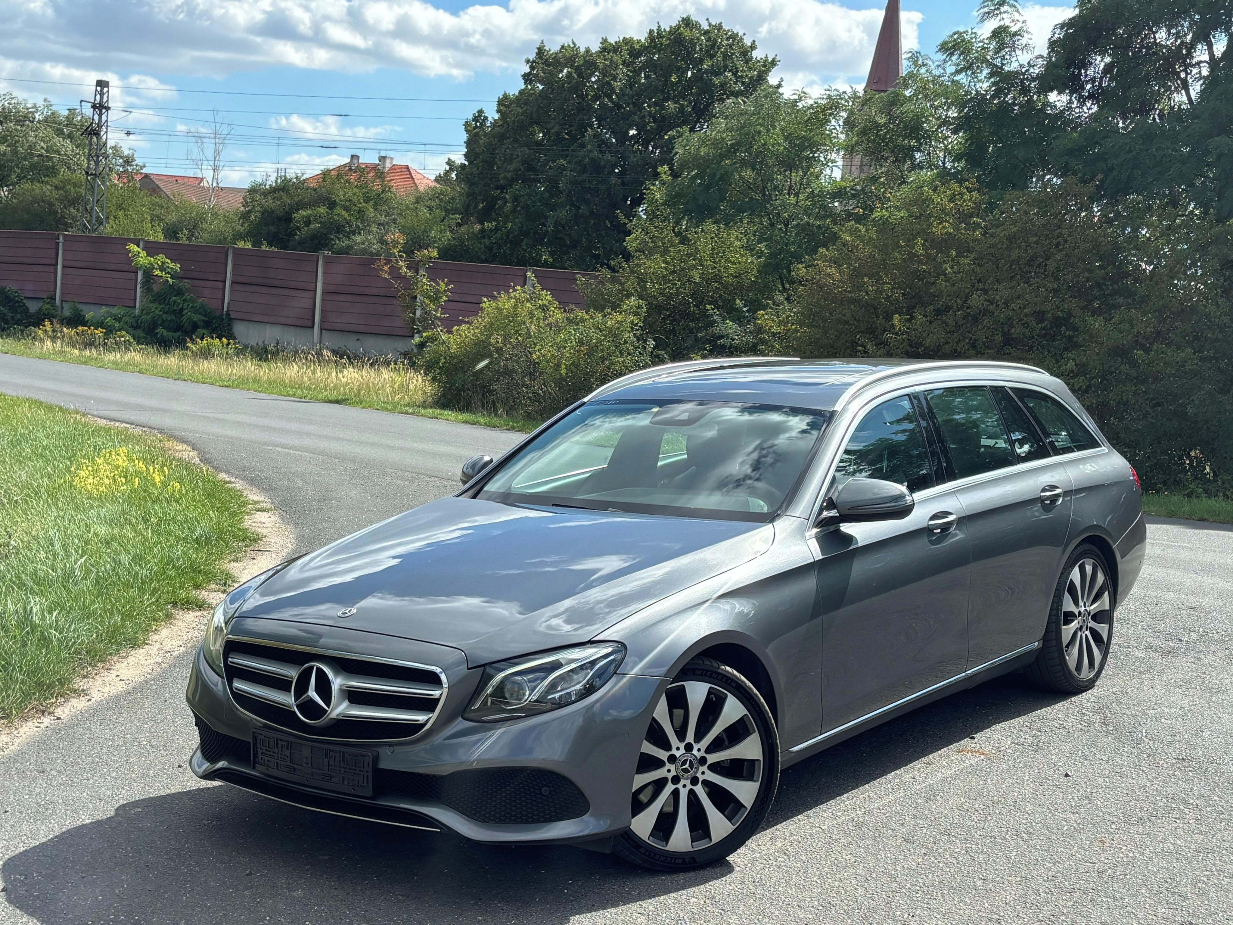 Mercedes-Benz Třídy E, 220D 143KW,4MATIC,SERVISOVÁNO - fotka 3