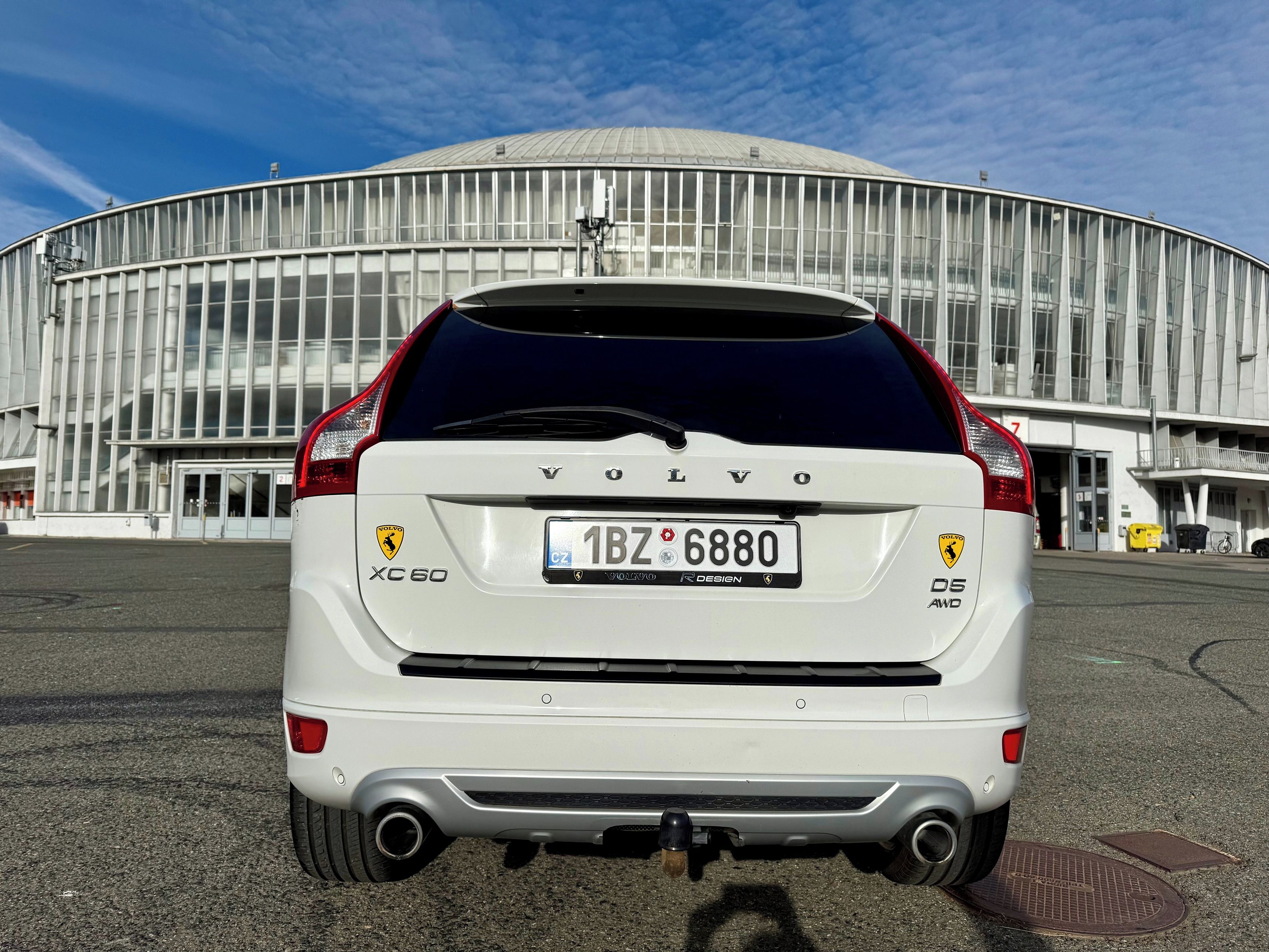 Volvo XC60, 2,4 D5 AWD R-DESING 4x4 - fotka 3