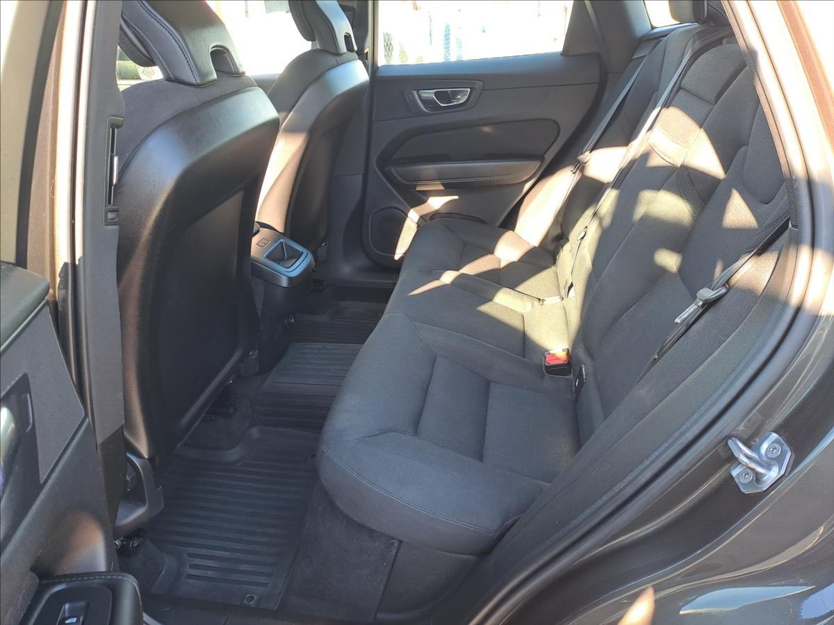 Volvo XC60, 2,0 D4 FWD MOMENTUM - fotka 6