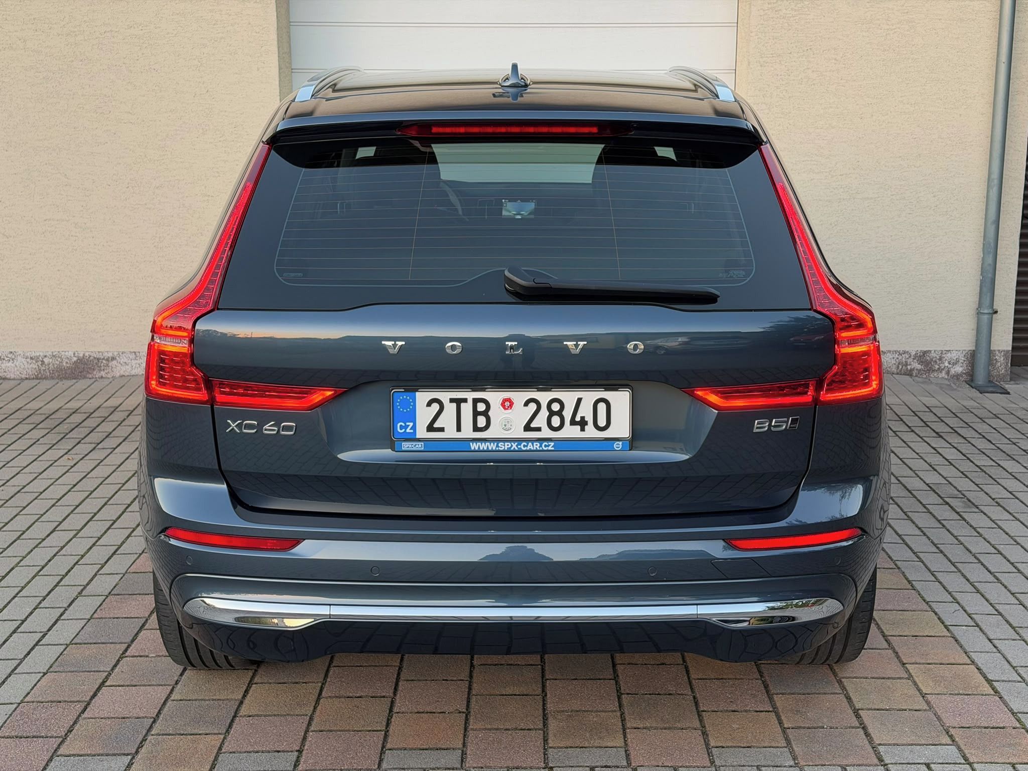 Volvo XC60, B5 AWD Inscription, 1. maj. - fotka 4