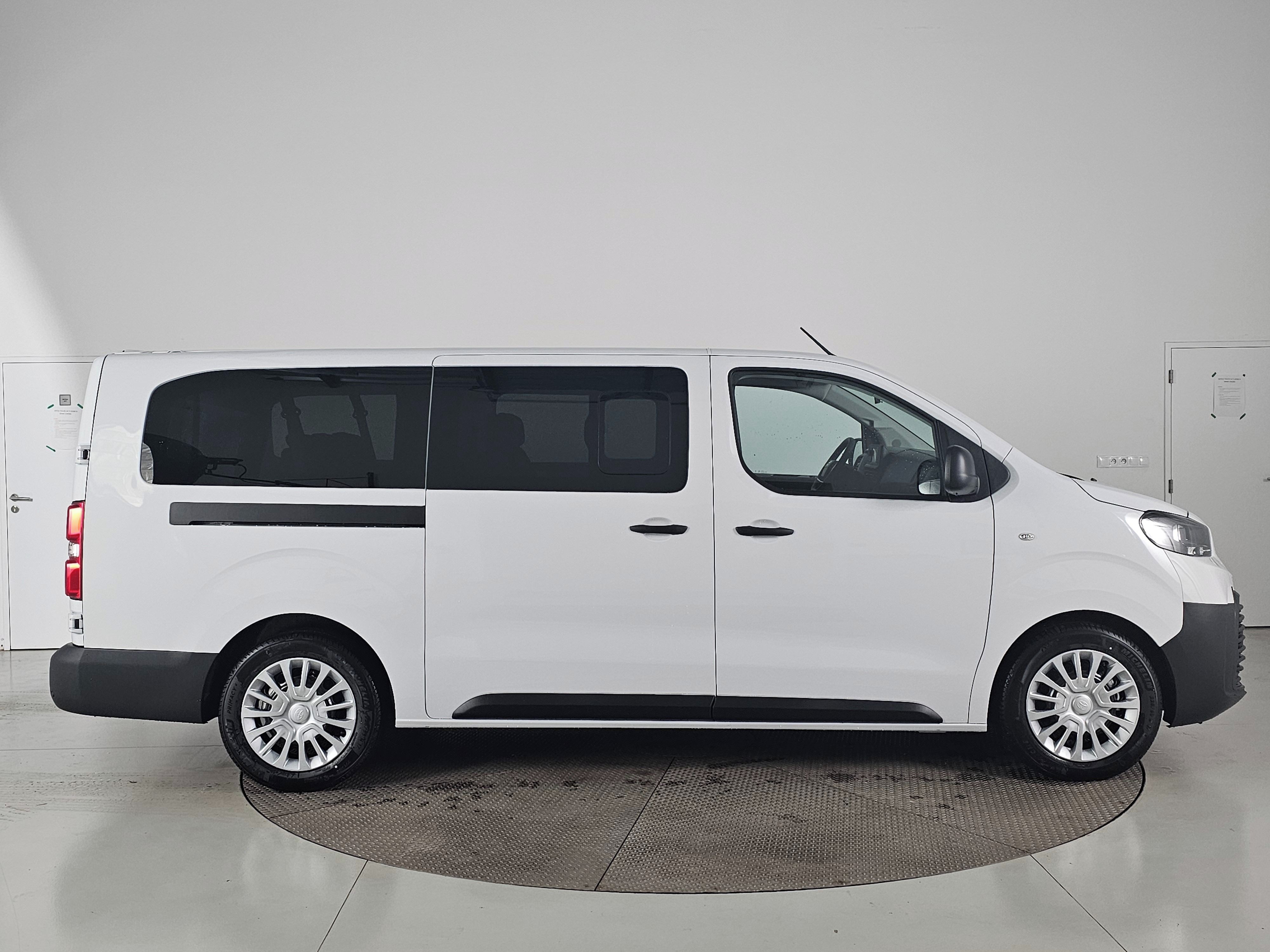 Toyota Proace Verso, L2, 2.2D, 110kW, 6MT, Combi 8S - fotka 4