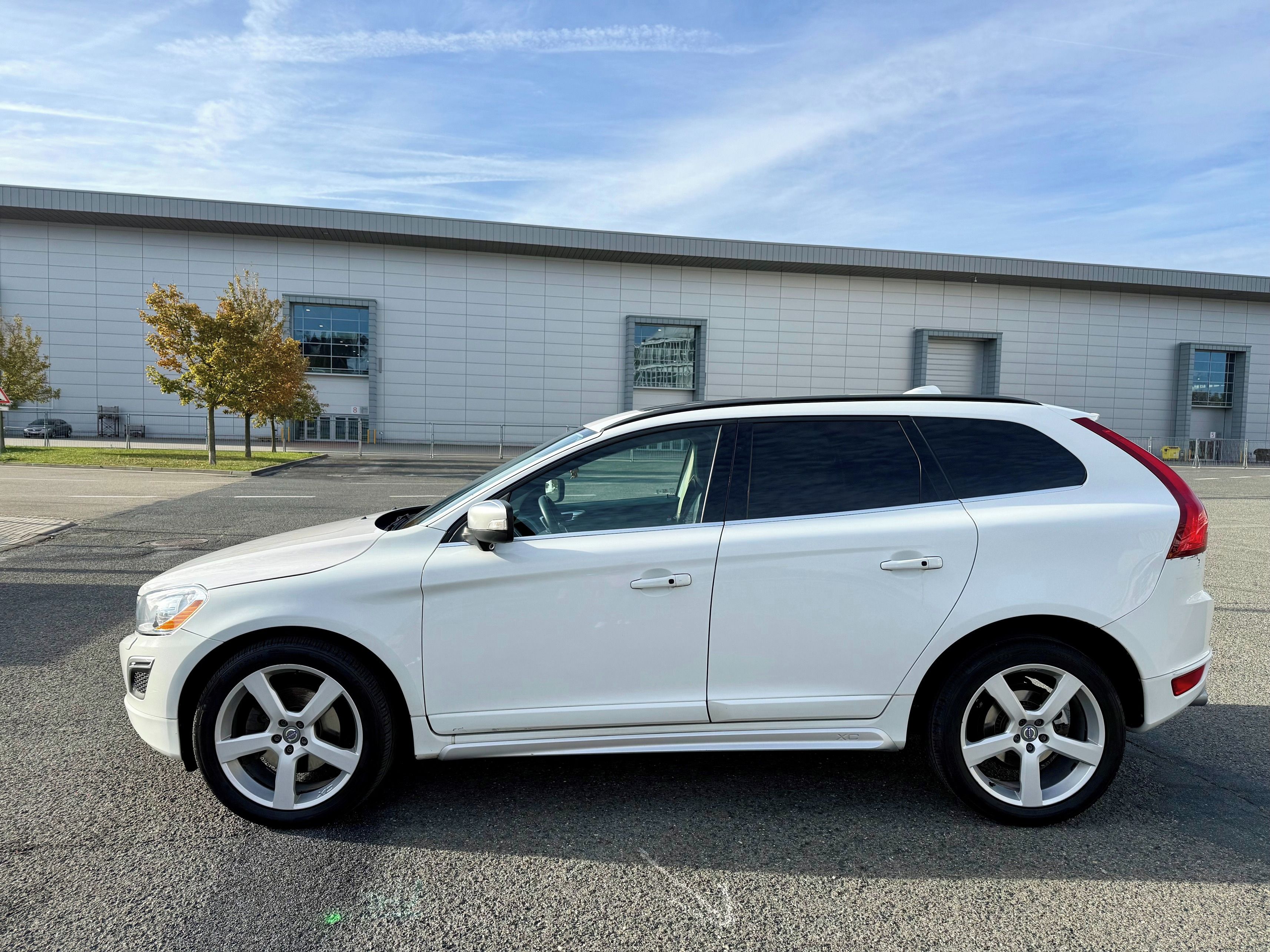 Volvo XC60, 2,4 D5 AWD R-DESING 4x4 - fotka 5