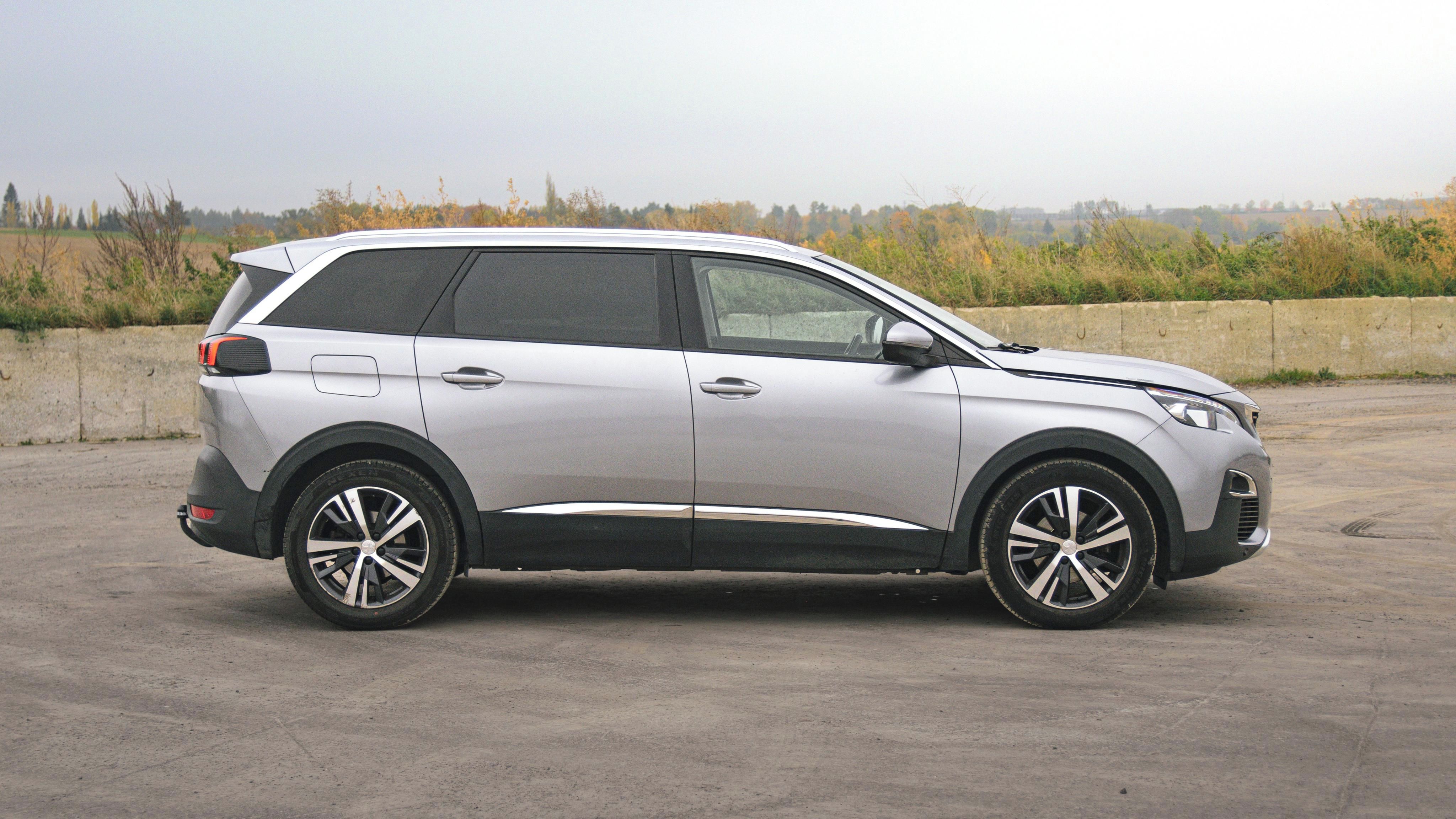 Peugeot 5008, 1,5/96kW ČR 7.Míst Pano Tažné - fotka 4